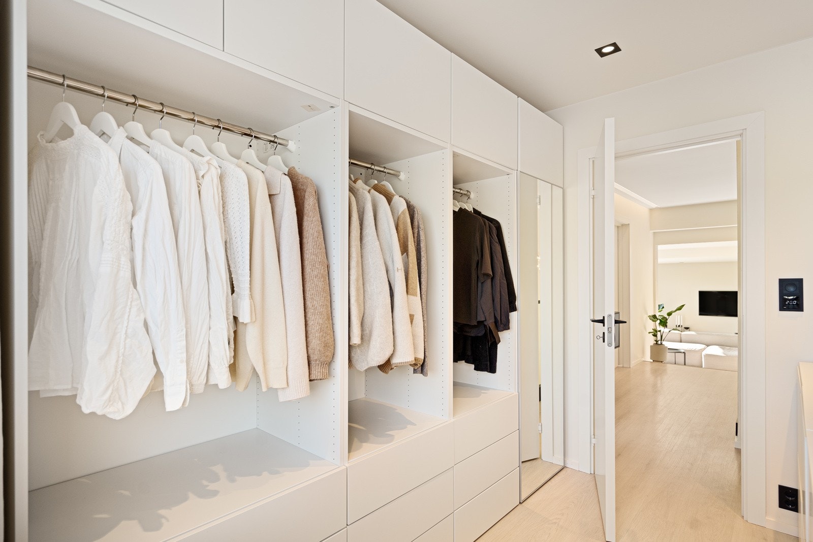 Garderoberom (plassert mellom begge soverommene i 2. etasje) Galleribilde