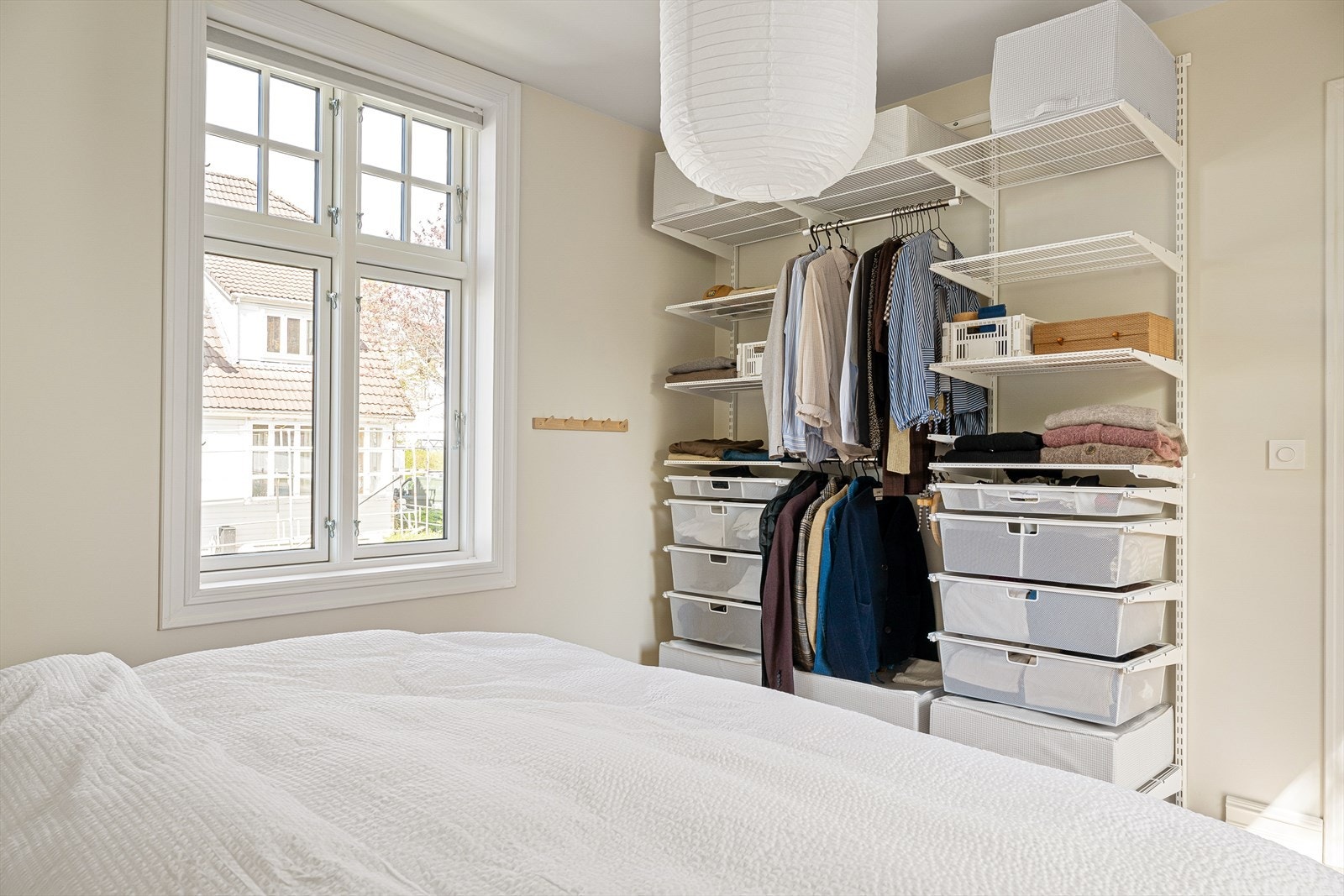 Soverommet har praktisk garderobeløsning fra Elfa. Galleribilde