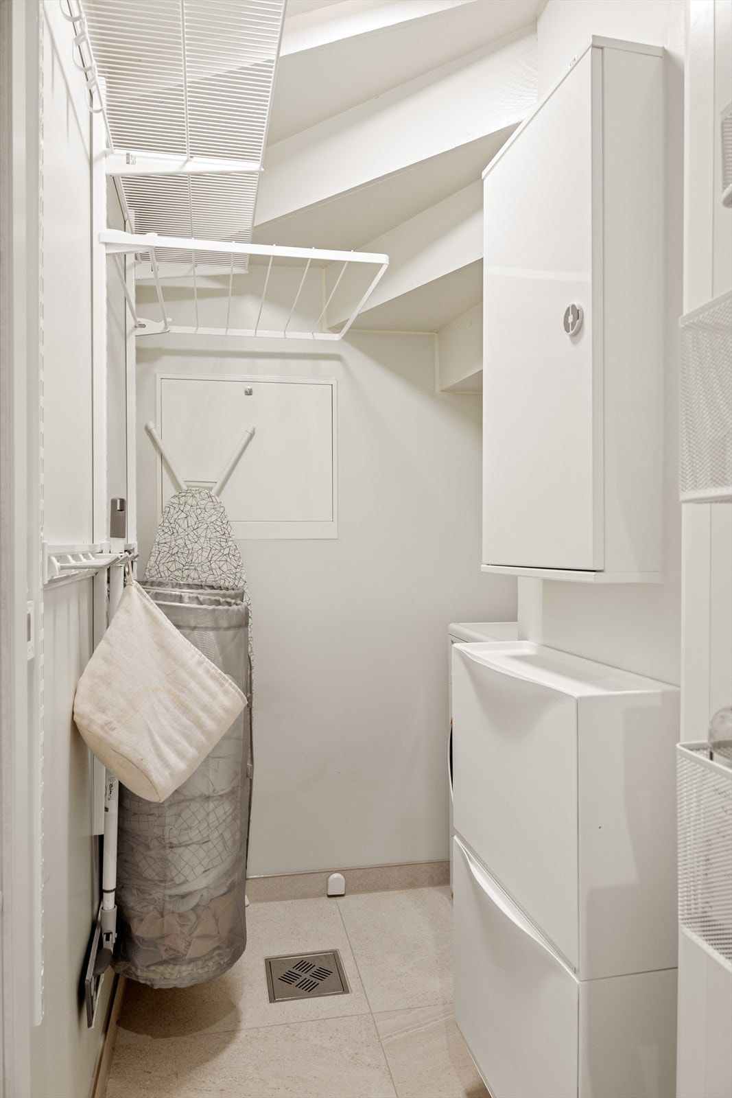 Praktisk bod/vaskerom med fliser på gulv og vegger med malte plater. Varmekabler i gulv. Galleribilde