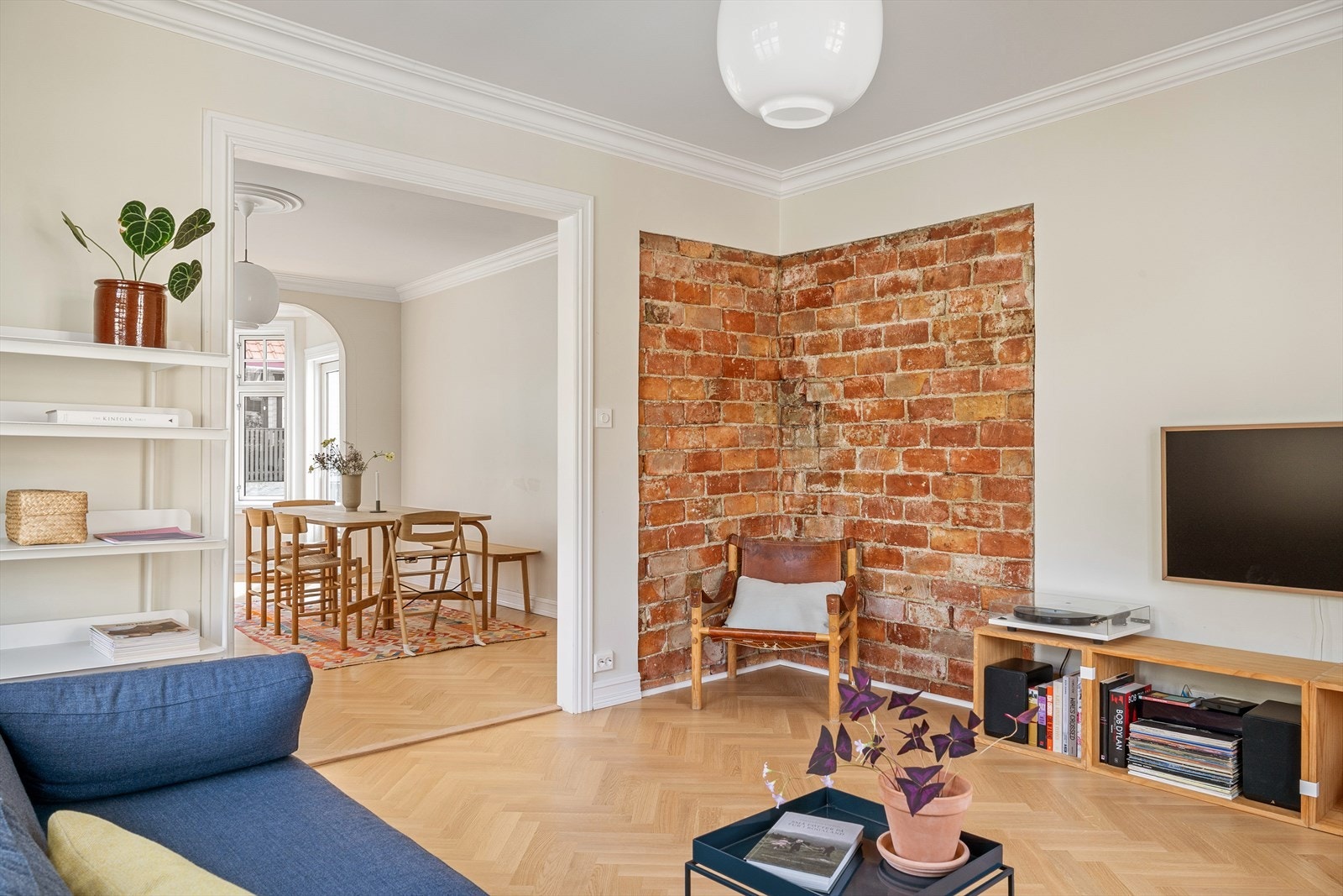 Stuen har god plass til å innrede med både sofagruppe og tv-møbel. Boligen har pipe, og mulighet til å installere ildsted. Galleribilde