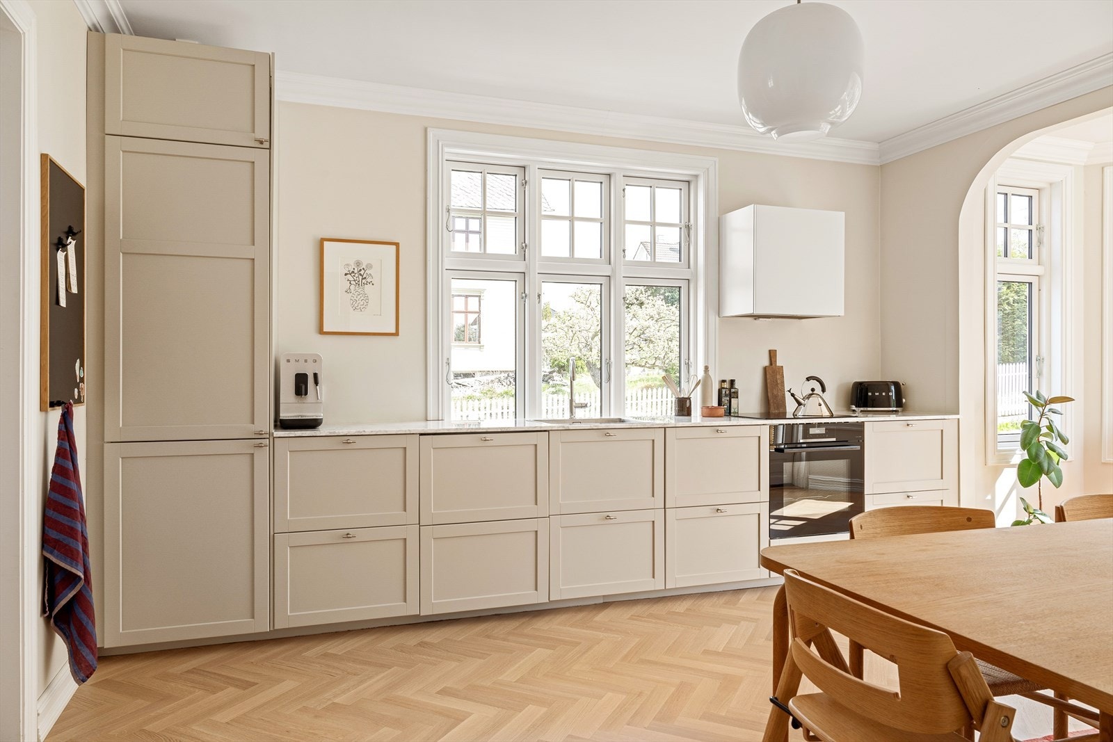 Tidløs kjøkkeninnredning fra IKEA, spraylakkert i nydelig farge av Vågane og Viste. Benkeplate i stein fra Bryne Steinindustri. Galleribilde