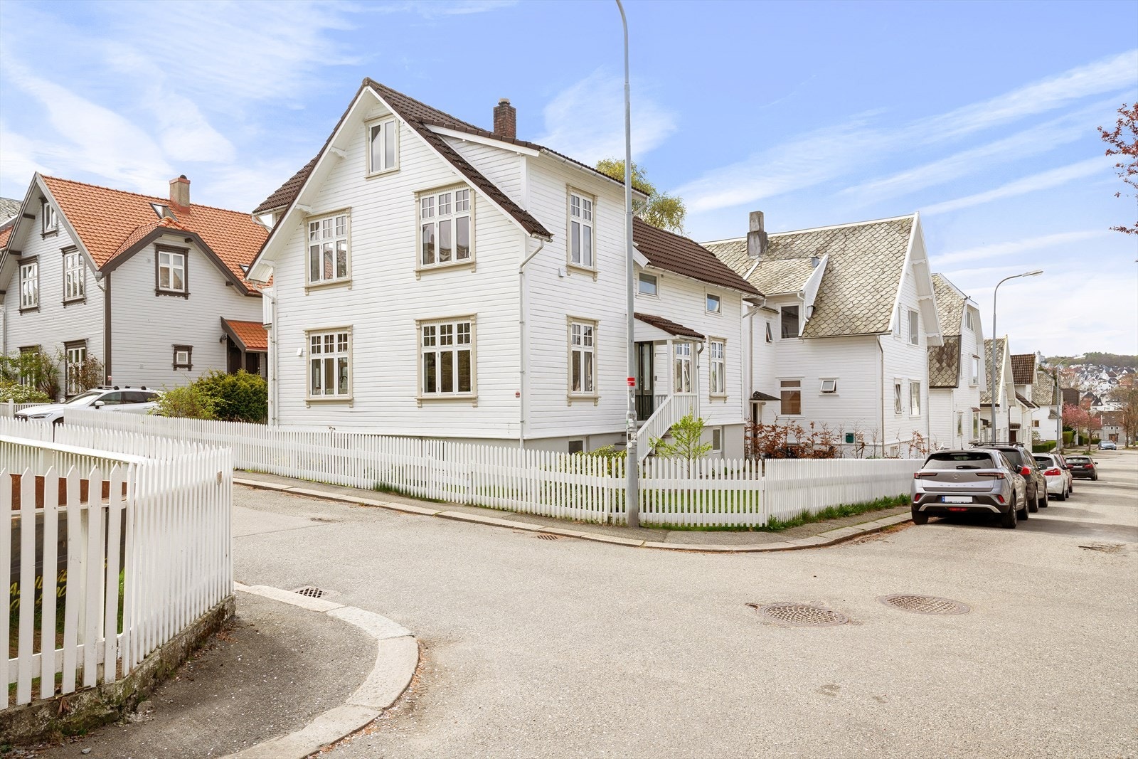 Det er soneparkering i gate. Galleribilde