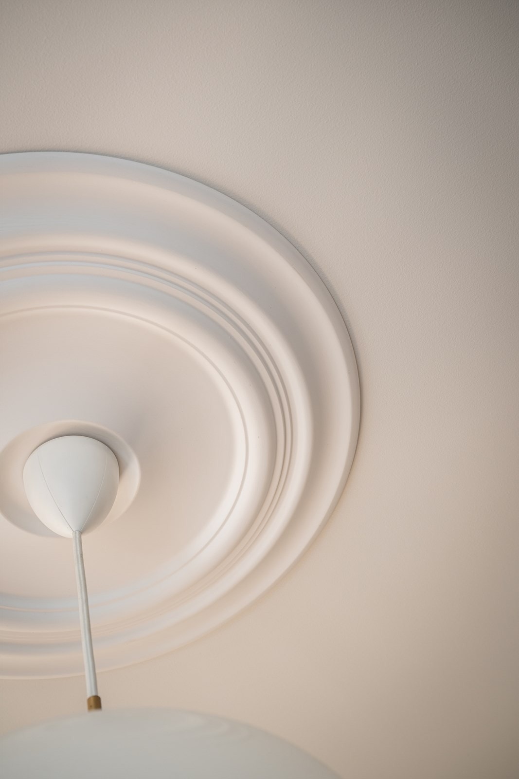 Takrosetter, fiskebeinsparkett, detaljert listverk, god takhøyde og teglstein. Galleribilde