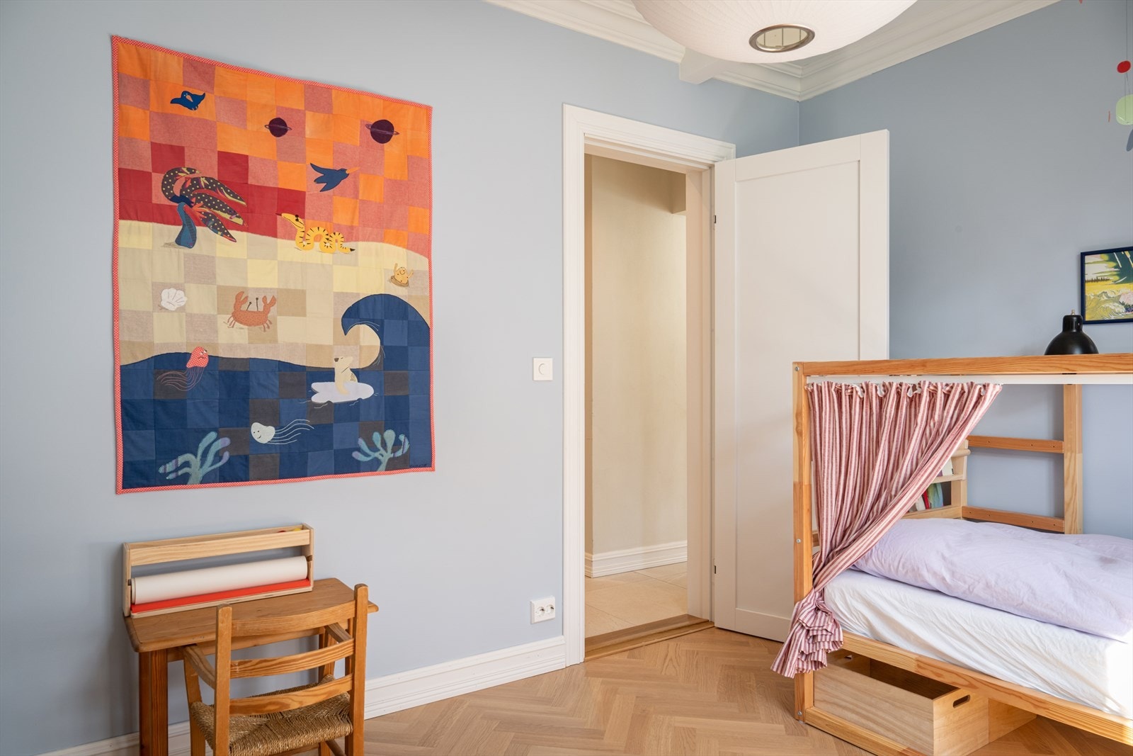 Soverom nr. 2 er også av god størrelse. I dag innredet som barnerom og lekerom. Galleribilde