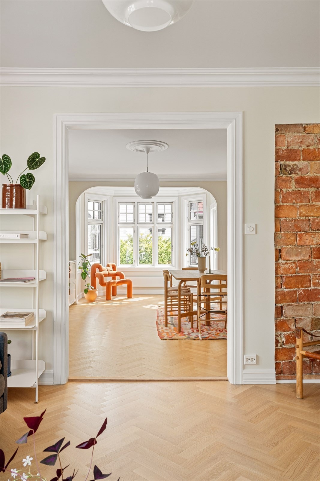 De store vindusflatene sørger for et fantastisk naturlig lys inn i allrommet. Galleribilde