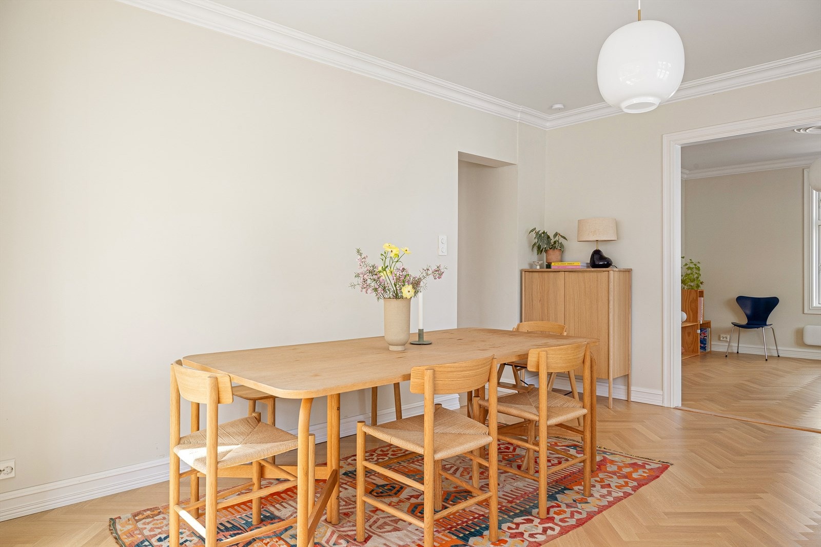 Stuen og kjøkken har et naturlig skille, men allrommet føles stort og luftig med store vindusflater i flere himmelretninger. Galleribilde