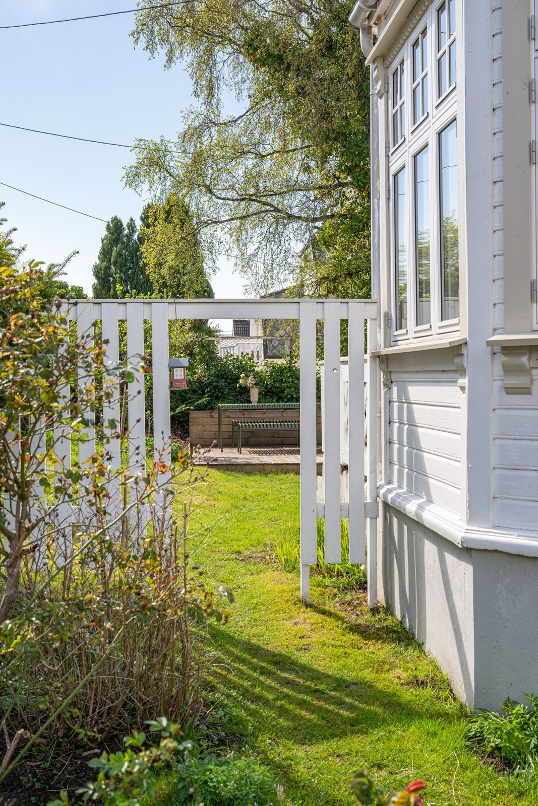 Uteområdet er lunt og solrikt med muligheter for å bevege seg etter solen. Galleribilde