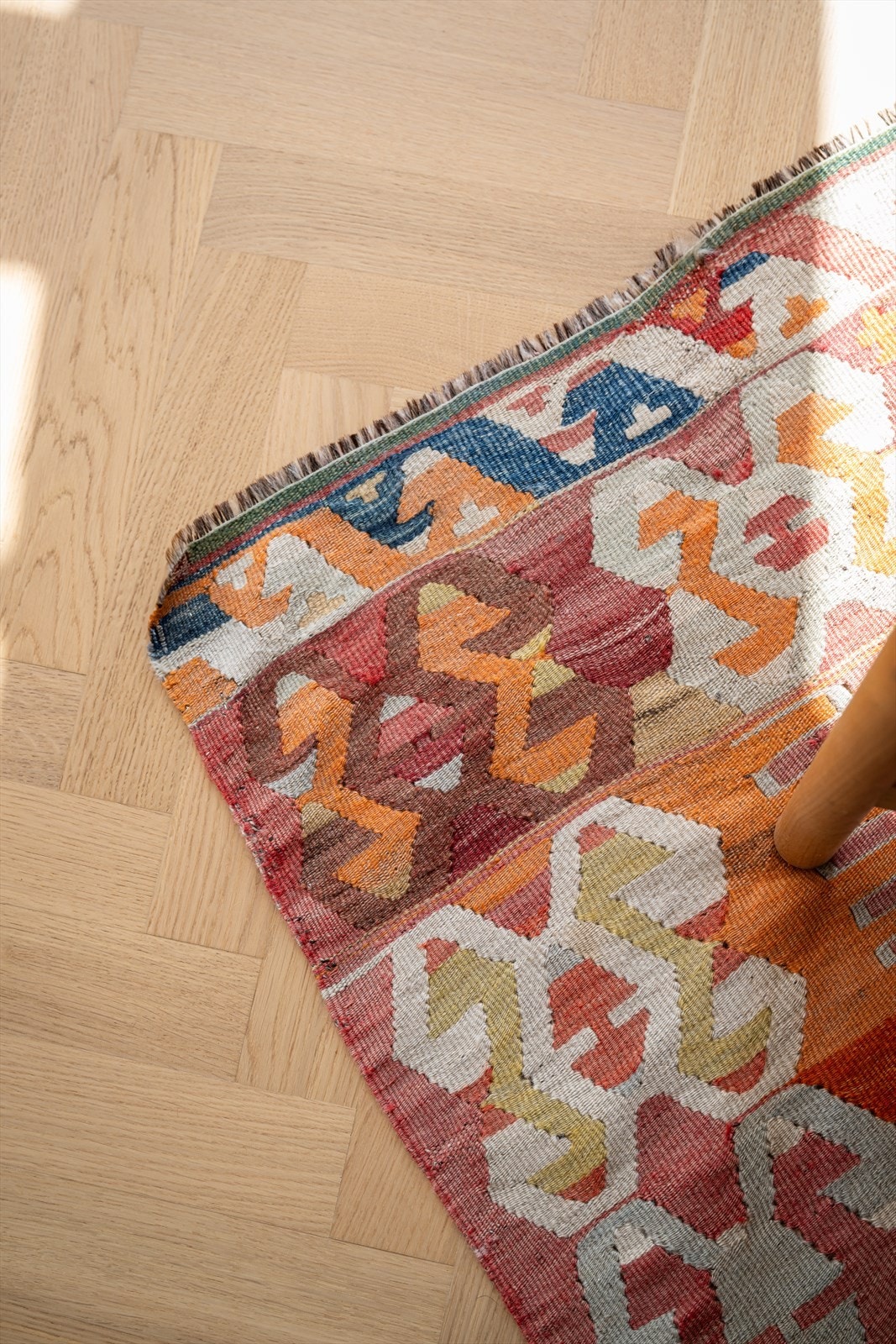 Fiskebensparkett er gjennomgående i stue, kjøkken og soverom. Galleribilde