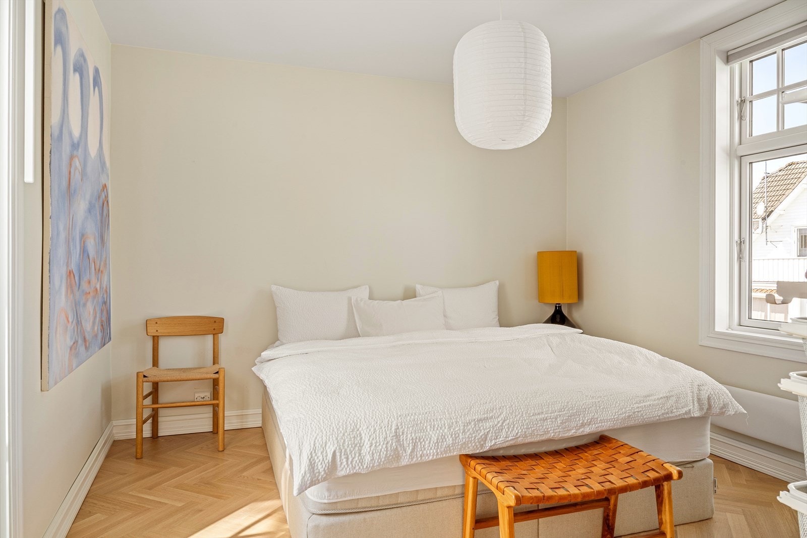 Hovedsoverommet er av god størrelse med plass til stor seng og nattbord. Galleribilde