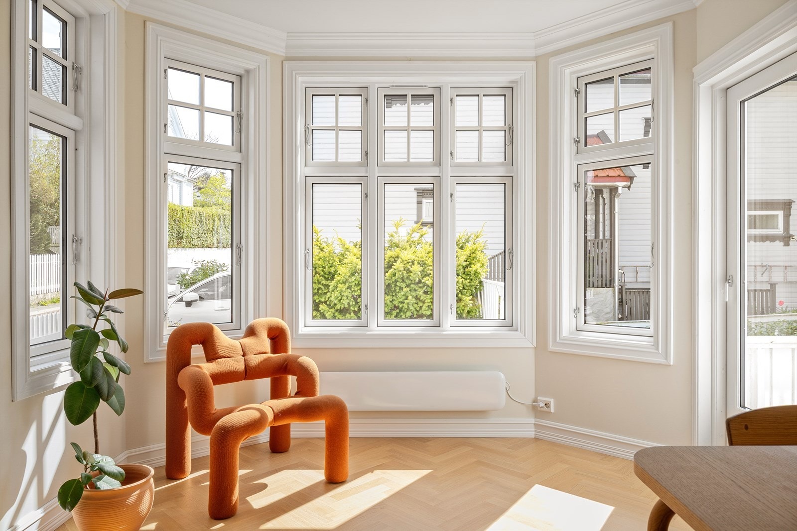 De store vinduene gir et helt fantastisk dagslys. Karnappen gir mulighet til å bygge en flott stedbygget sofa/daybed i vinduet. Galleribilde