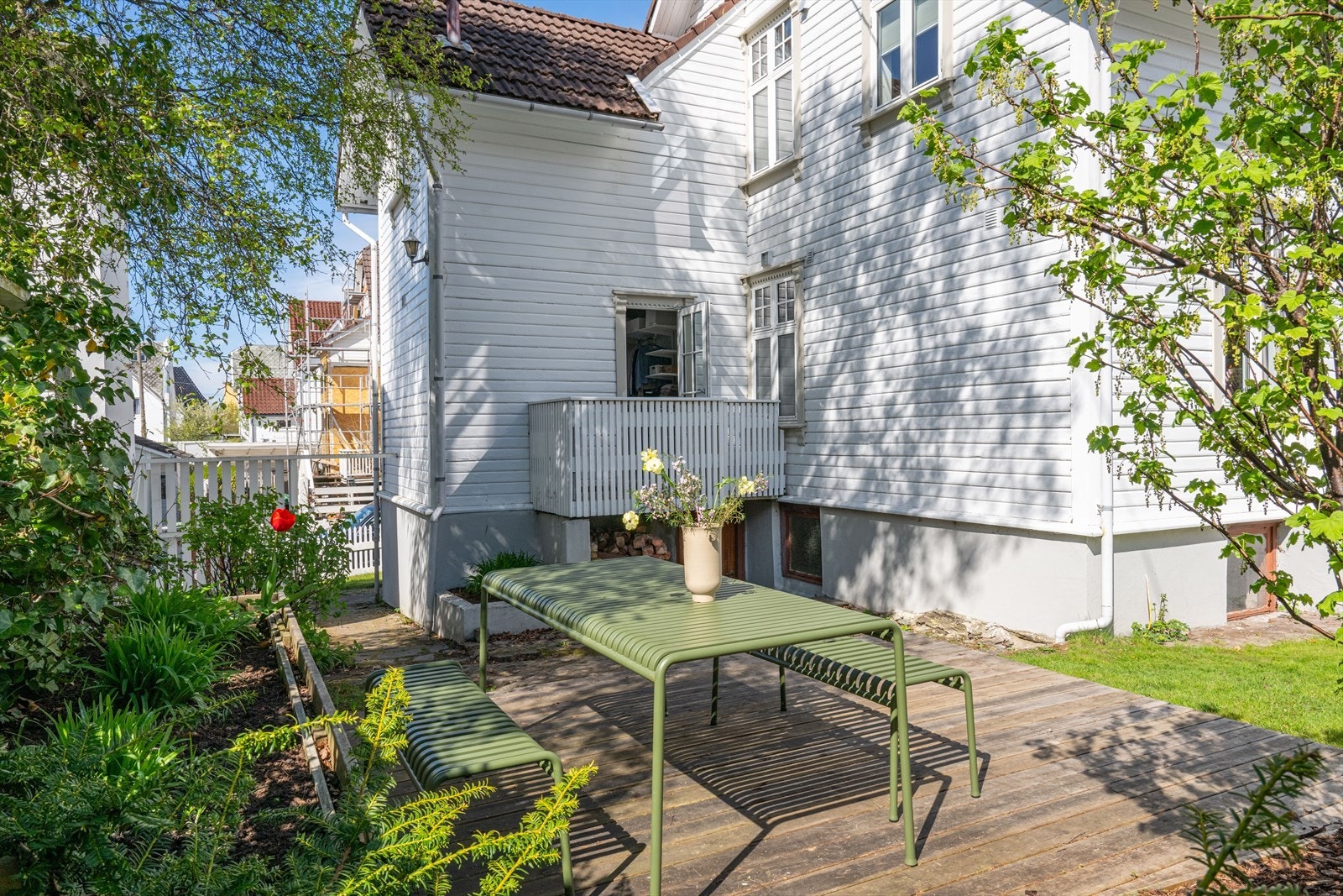 Her er det gressplen og god plass til hyggelige sammenkomster med familie og venner. Galleribilde