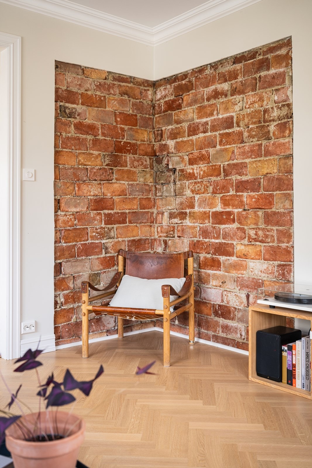 Sjarmerende teglstein som gir rommet en unik og varm atmosfære. Galleribilde