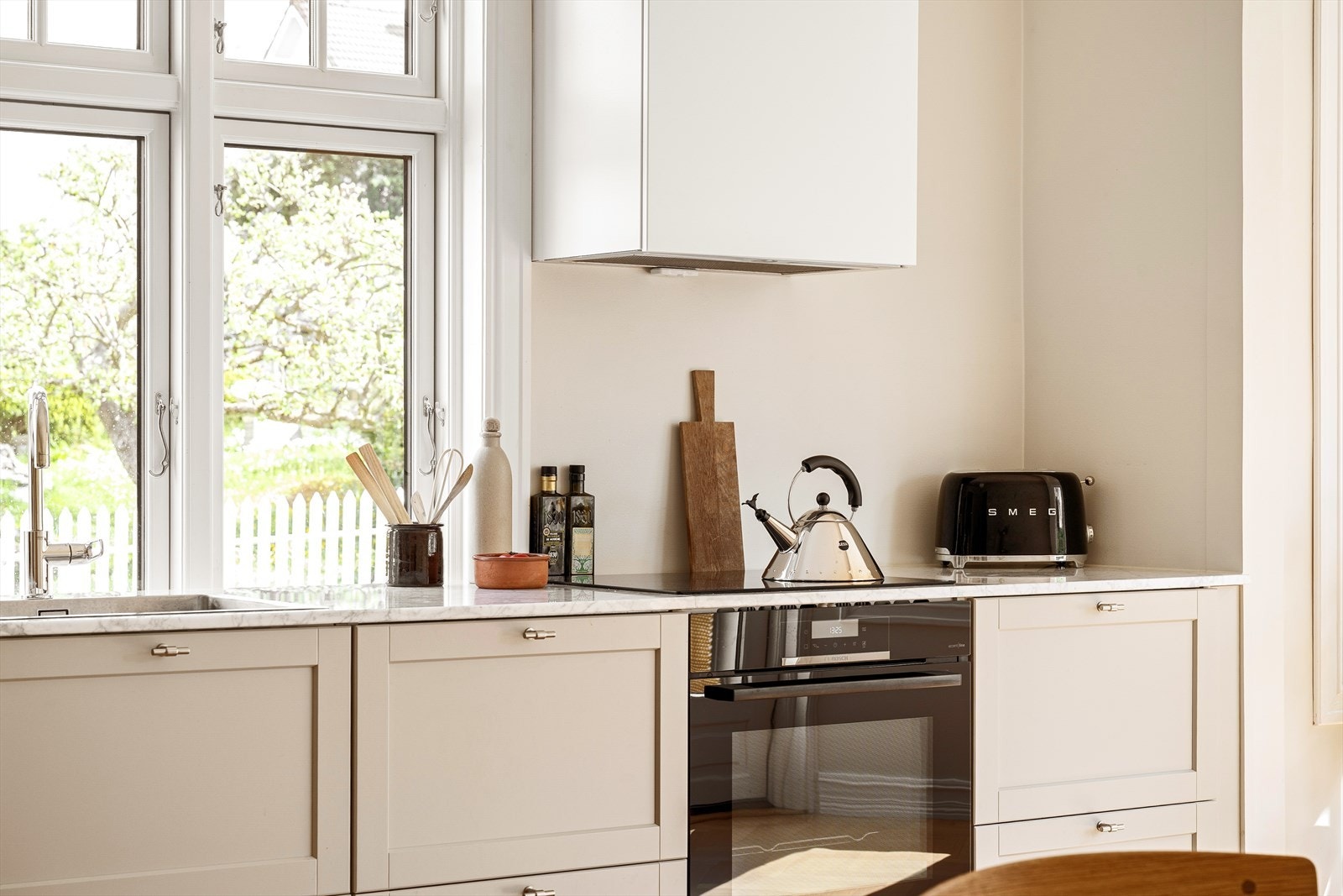 Integrerte hvitevarer, herunder kjøleskap, oppvaskmaskin, induksjon platetopp og stekeovn. Galleribilde