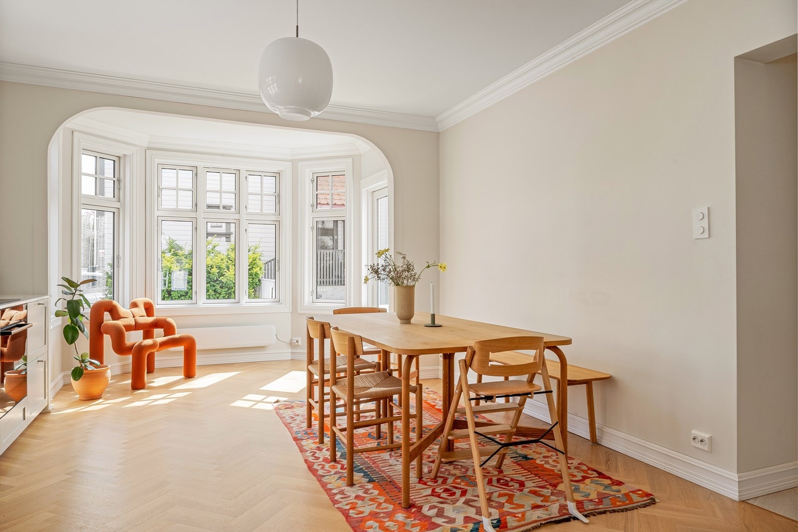 En herlig kvalitet med leiligheten er at man har mulighet stå lage mat og samtidig underholde gjester. Galleribilde