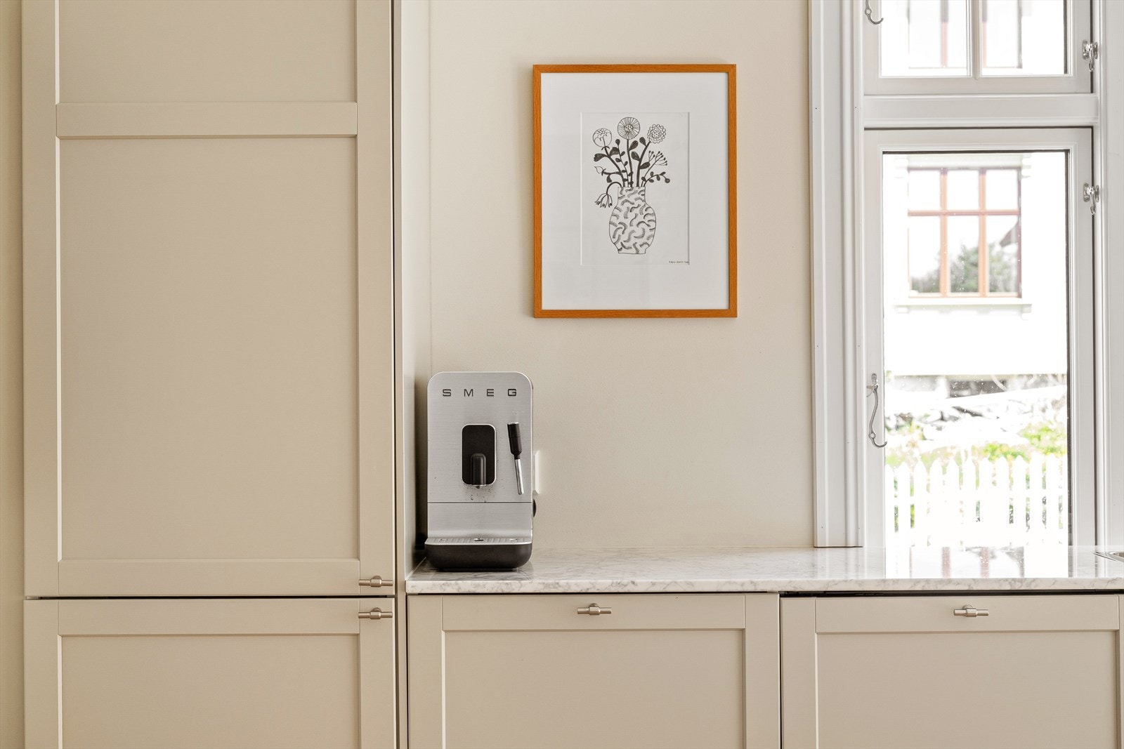 Kjøkkenet har tilstrekkelig med skap- og benkeplass. Galleribilde