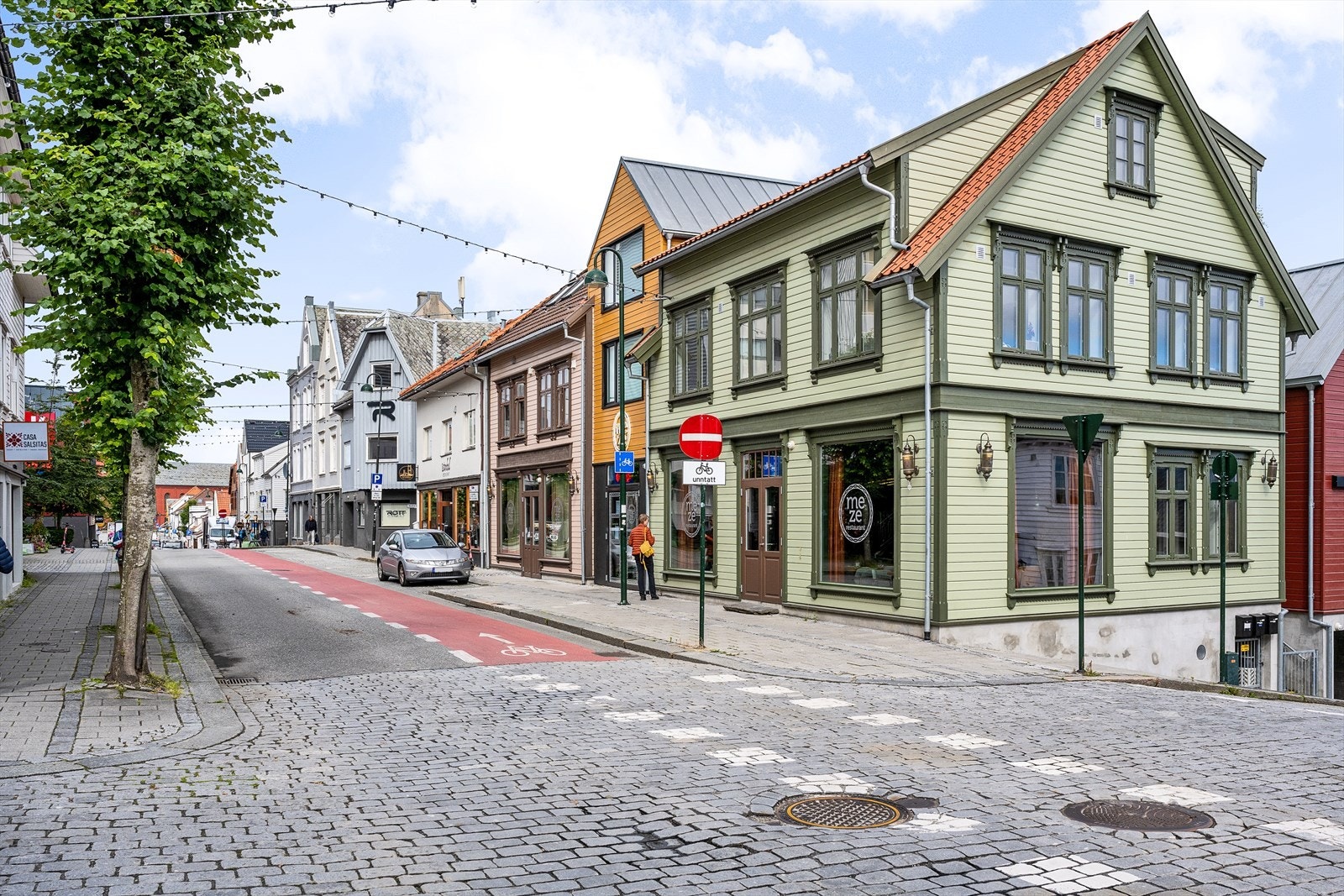 Du finner også Pedersgata i gangavstand fra leiligheten som er fullt av muligheter, med alt i fra "kjapp" take-away til Michelin. Galleribilde