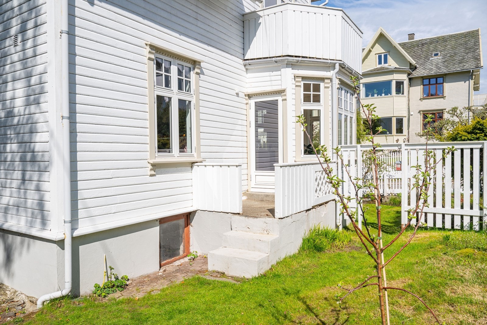 Fra kjøkkenet har man balkongdør ut til hageområde Galleribilde