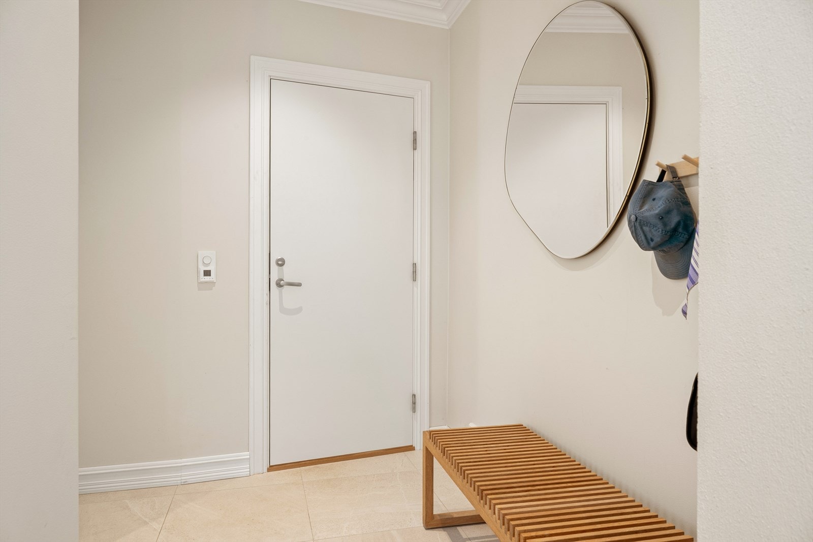 Innbydende flislagt entré som gir et flott førsteinntrykk av hjemmet. Varmekabler er en selvfølge. Galleribilde