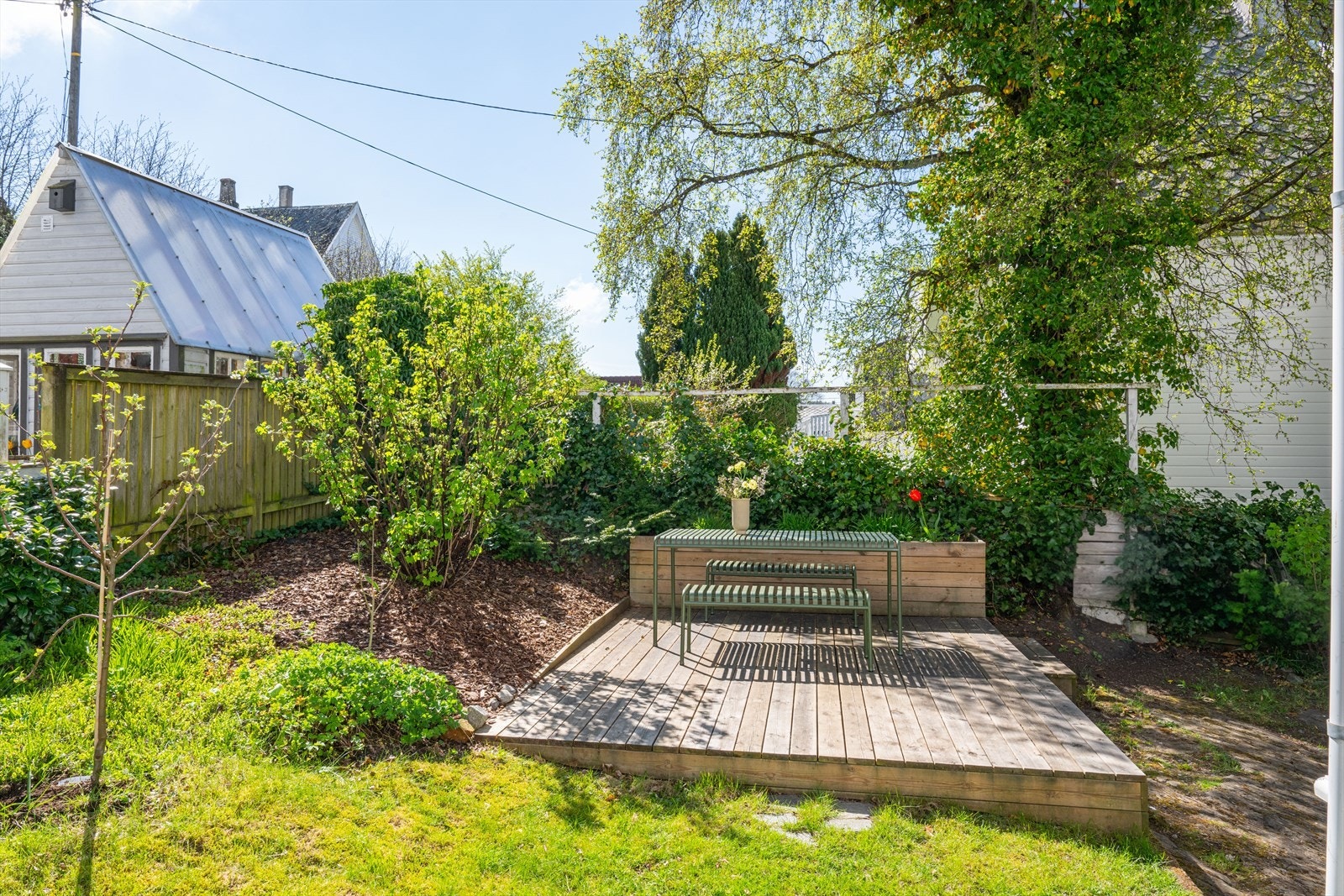 Leiligheten ligger i høy 1. etasje og har tilgang til et koselig, felles hageområde. Galleribilde