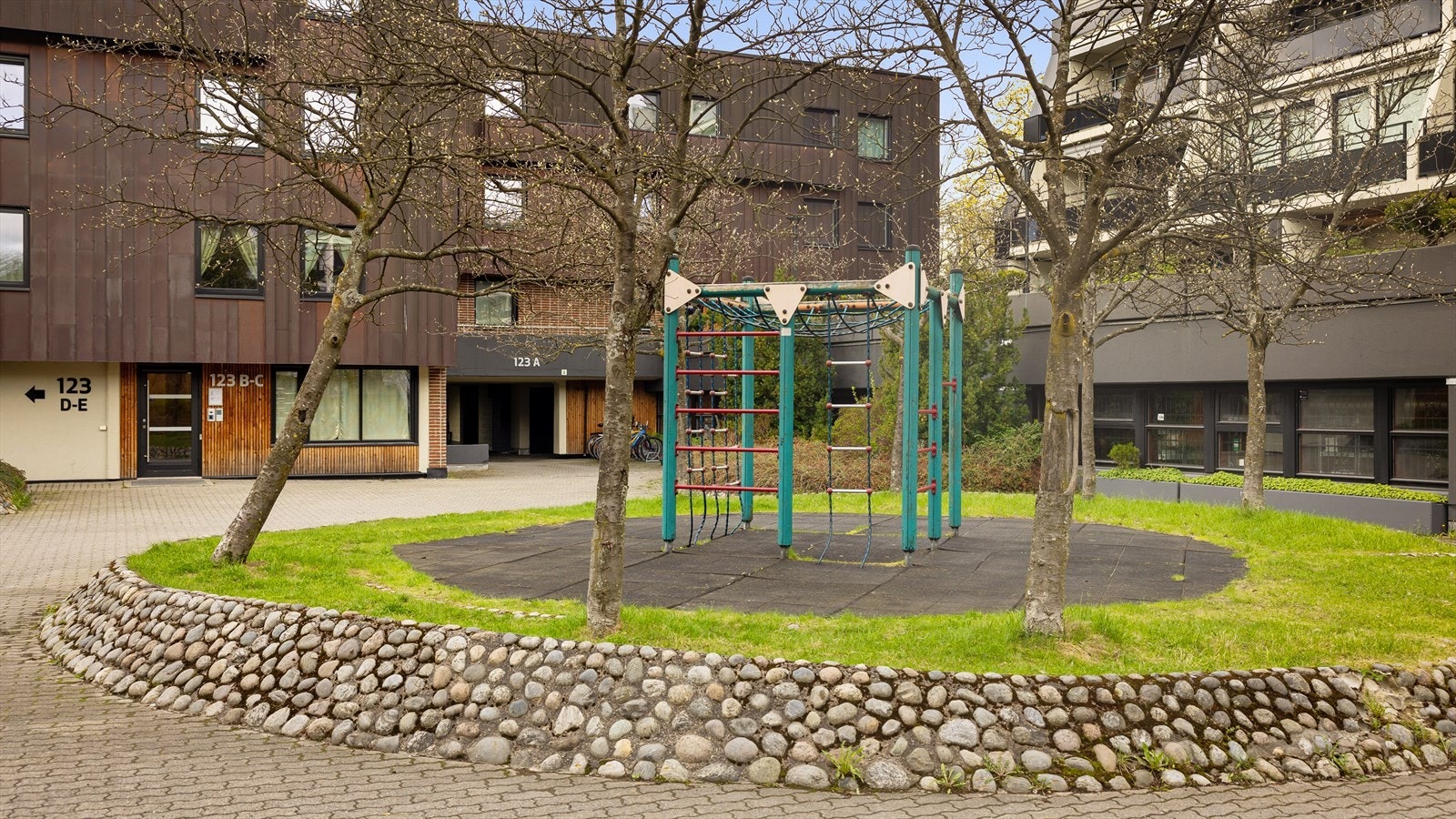 Utenfor er det lekeapparater, sykkelparkering og sittegrupper. Galleribilde