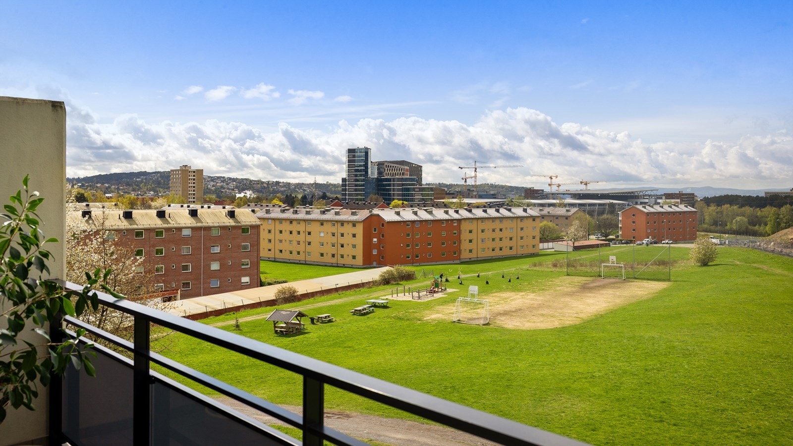 Nydelig utsikt over store grøntarealer og videre ned mot sentrum av Oslo by! Galleribilde