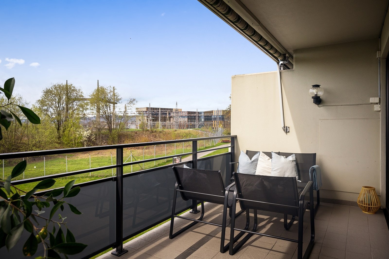 På terrassen er det plass til utemøblement, grill og beplantning. Galleribilde