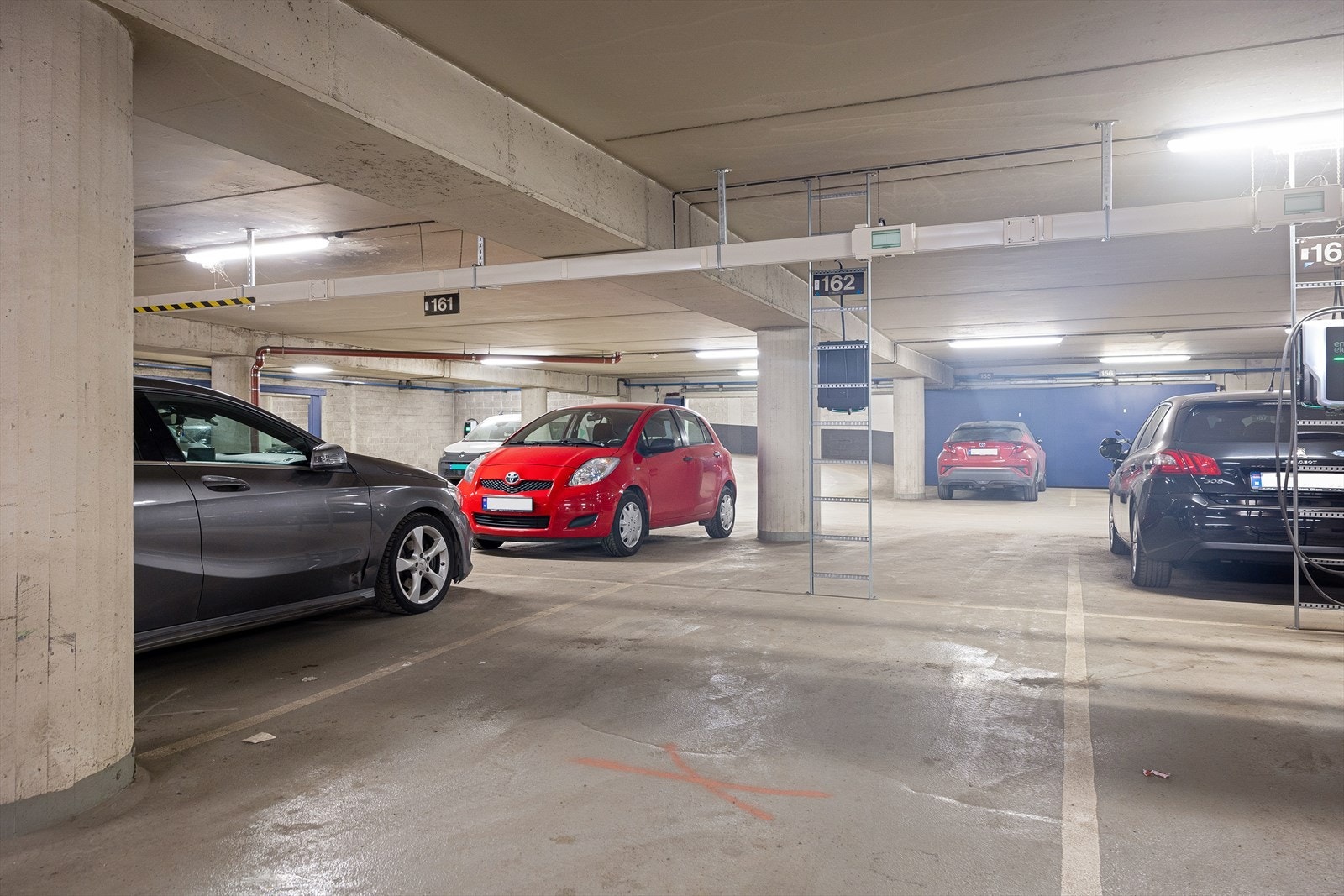 Leiligheten disponerer rett til leie av en fast parkeringsplass i felles parkeringshus. Galleribilde