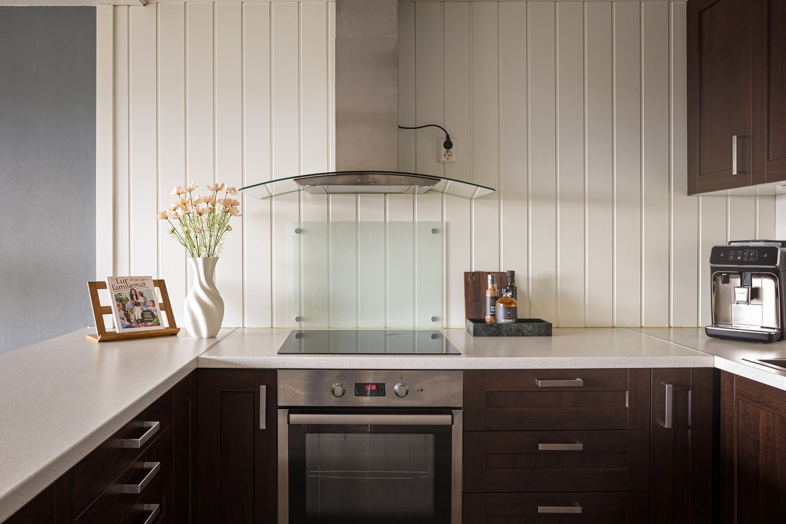 Kjøkkenet er utstyrt med hvitevarer som integrert komfyr, induksjonsplatetopp, oppvaskmaskin, kombinert kjøl- og fryseskap, samt elektrisk kullfilter vifte. Galleribilde