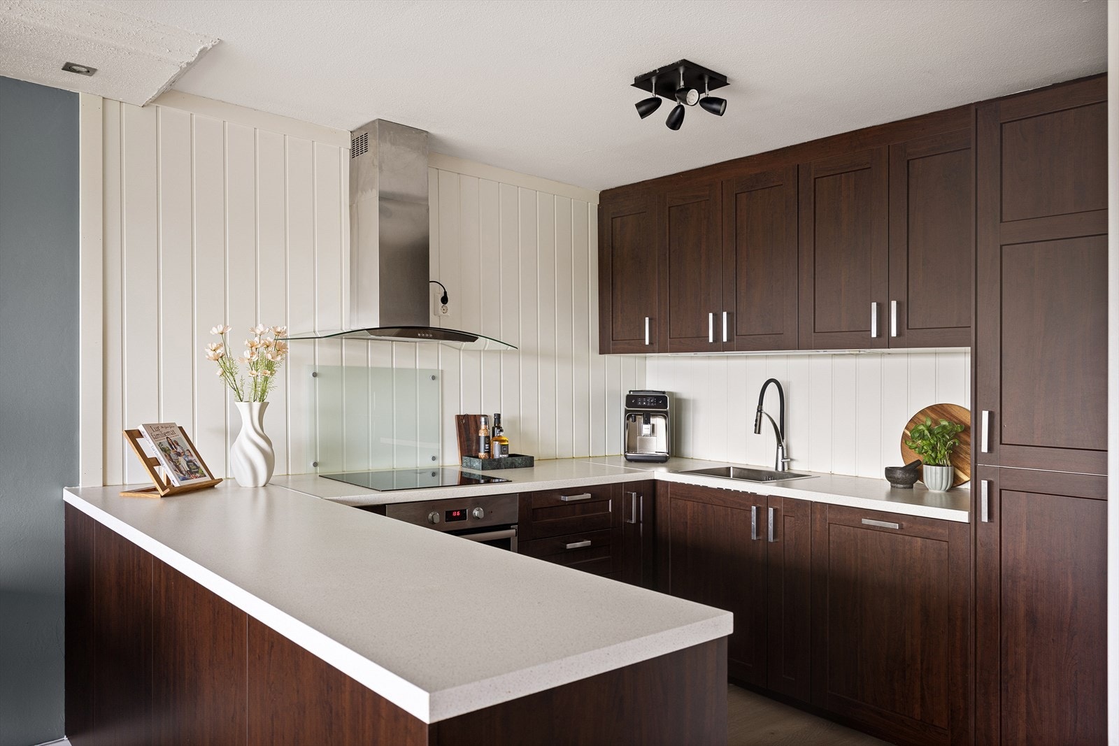 Leiligheten har et tidløst kjøkken med profilerte, brune fronter og benkeplate i laminat. Galleribilde