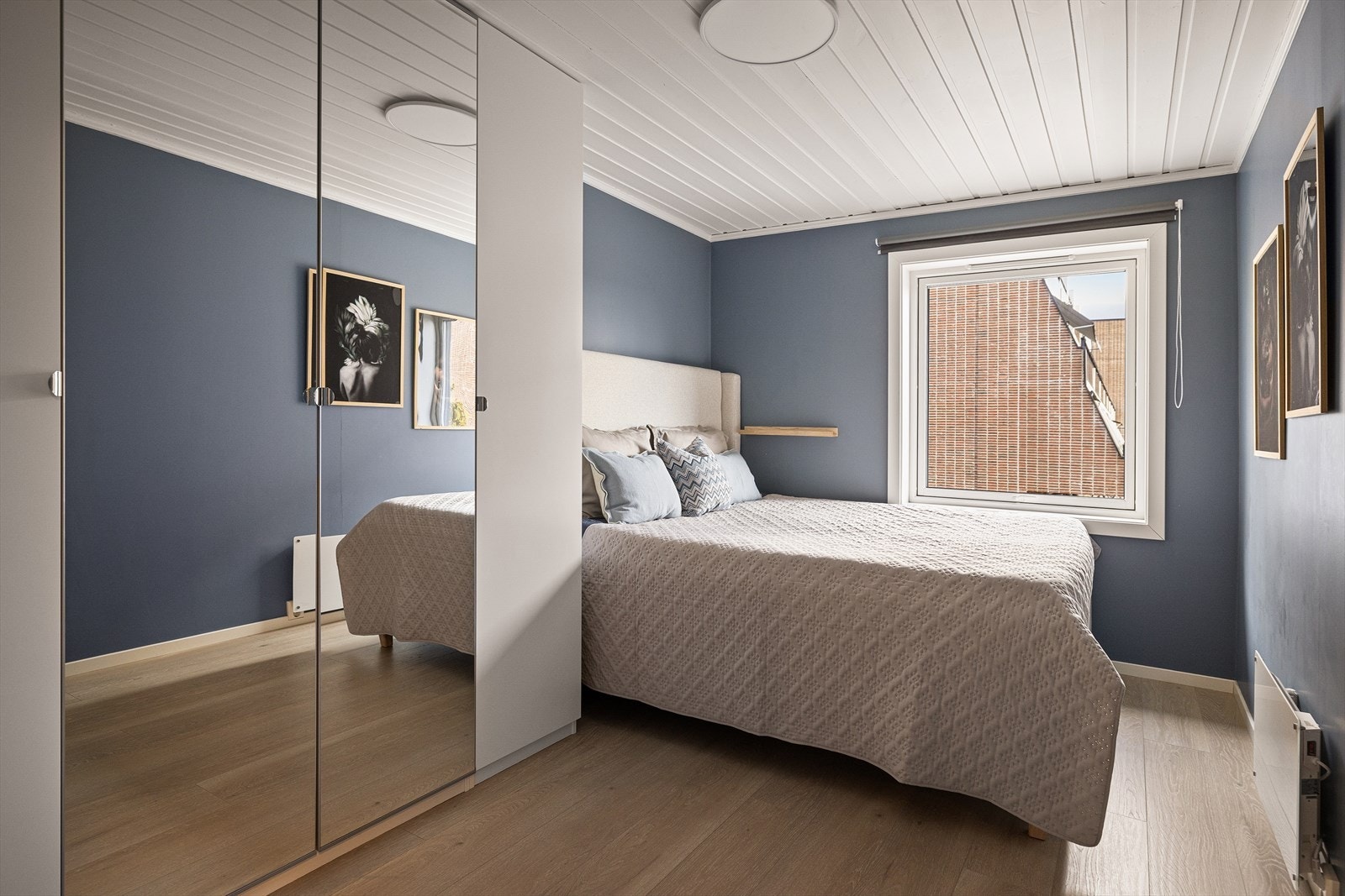 Hovedsoverommet er av god størrelse og med plass til dobbeltseng med tilhørende nattbord og garderobeskap. Galleribilde