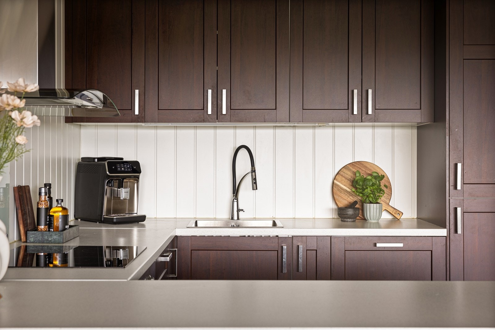 Det er godt med benke- og skapplass samt god plass til matlaging. Galleribilde