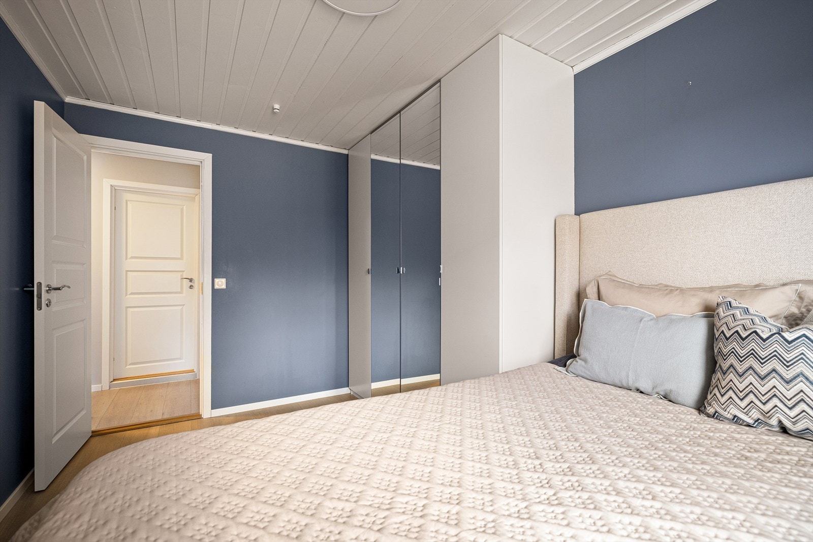 Begge soverommene er malt i rolige og behagelige fargetoner. Stort vindu sikrer godt med lys og luft. Galleribilde