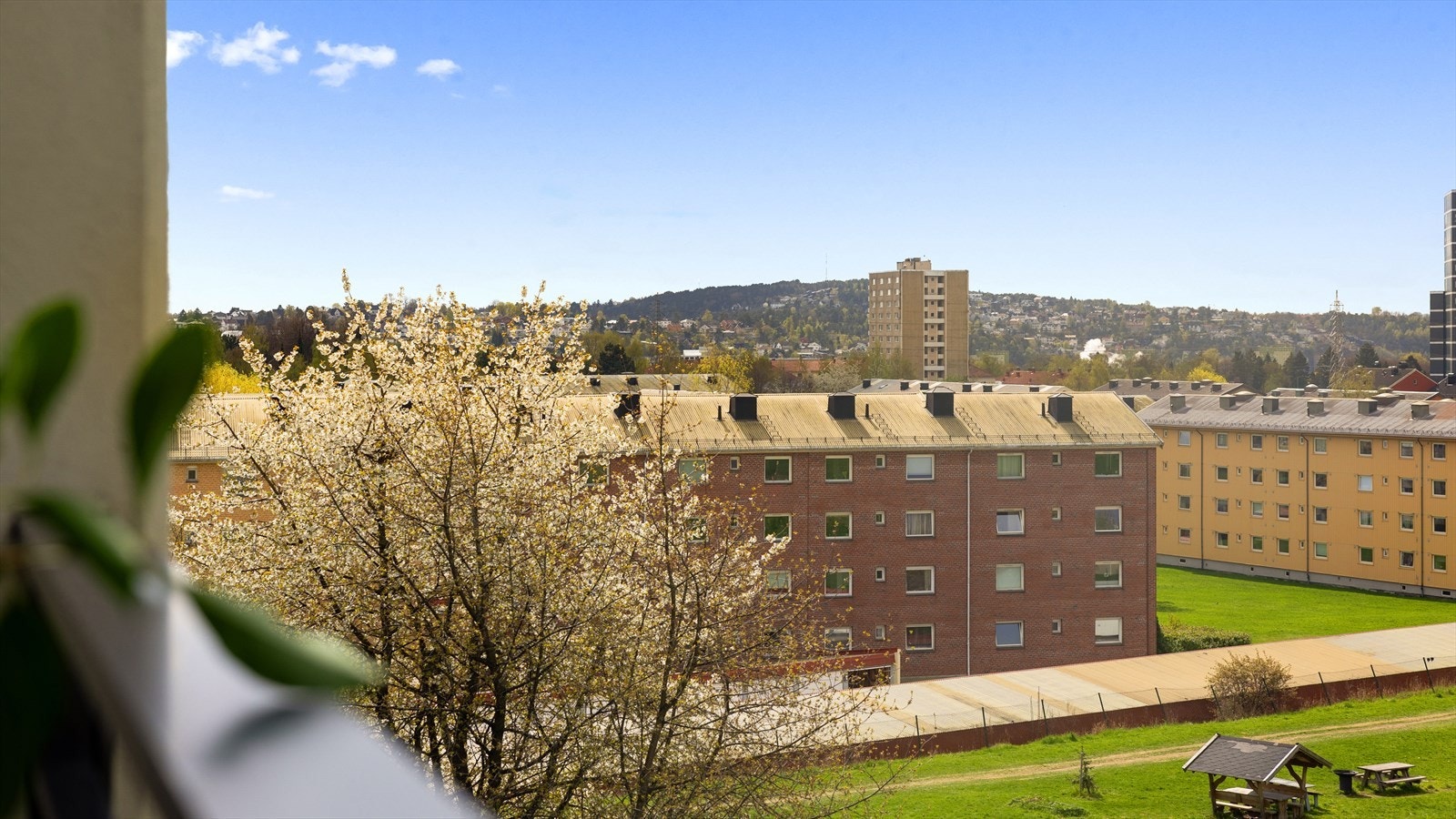 Fra stuen er det utgang til en stor, solrik vestvendt terrasse på 11 kvm. Galleribilde