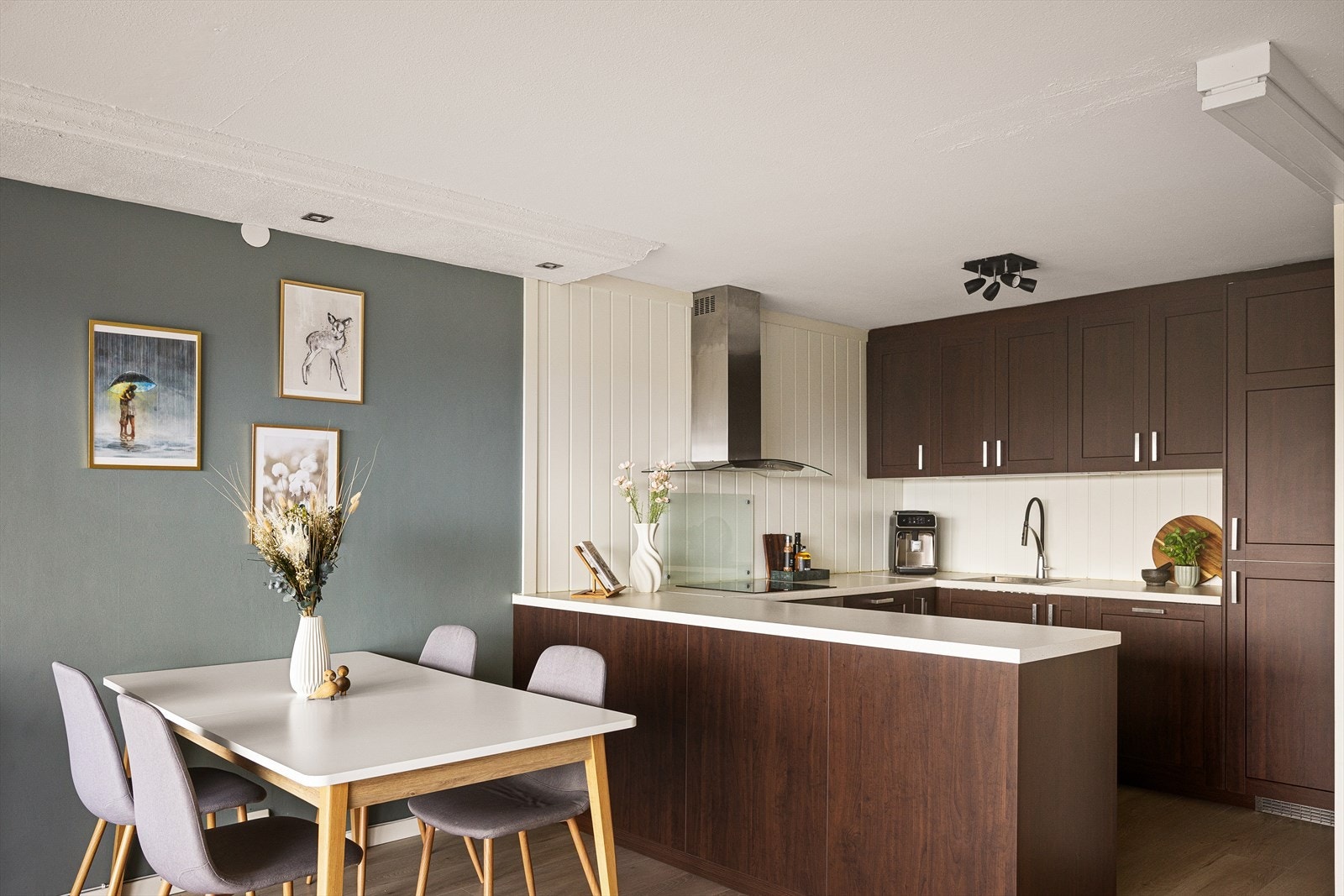 Plass til koselig spisestue rett utenfor kjøkkenet. Galleribilde