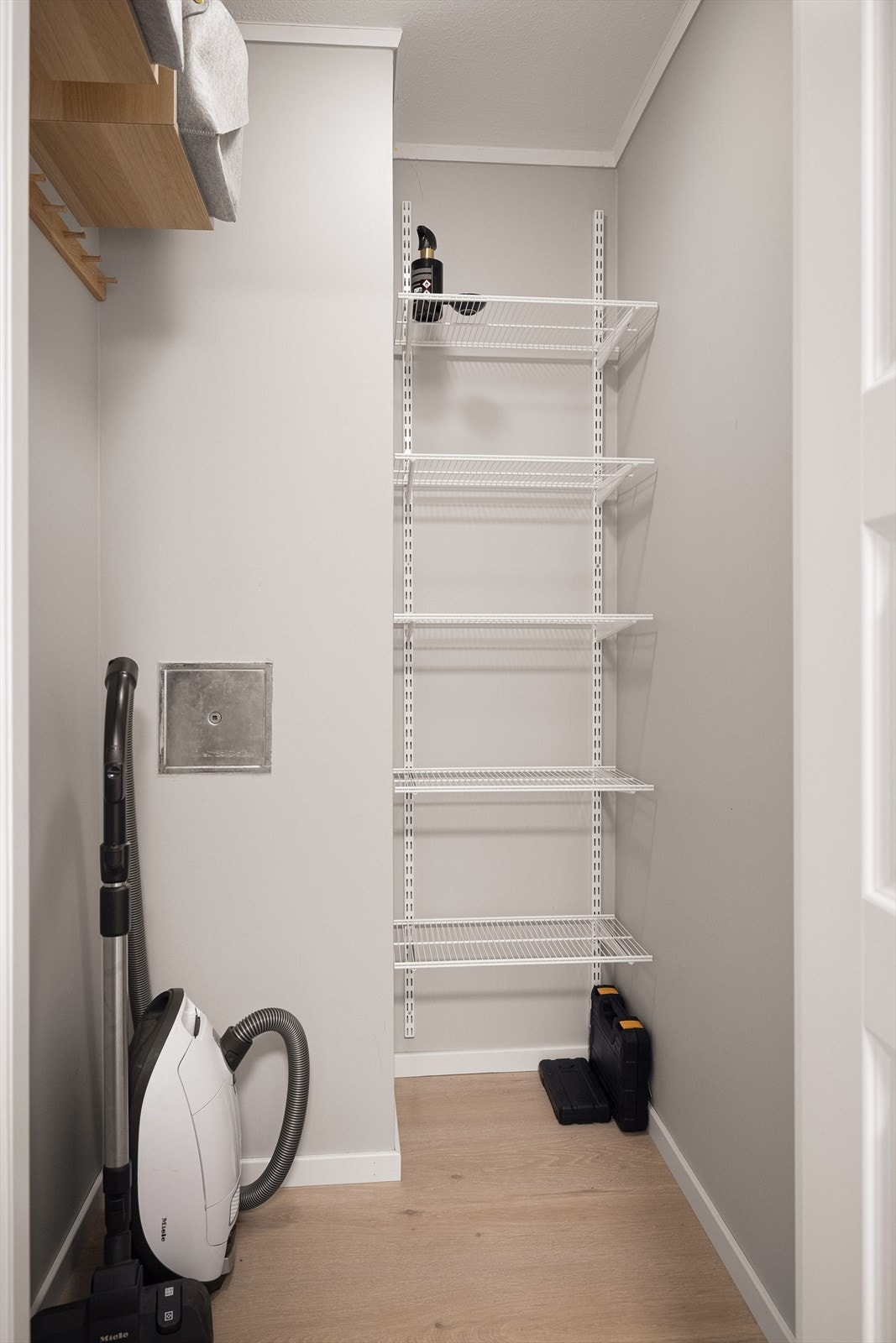 Den innvendige boden sikrer godt med ekstra lagringsplass. Galleribilde