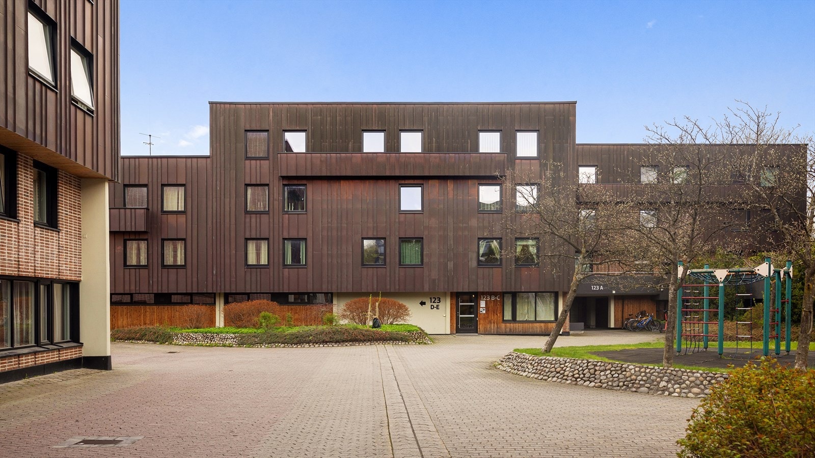 Pent opparbeidet og hyggelig gatetun med brostein og beplantning. Galleribilde