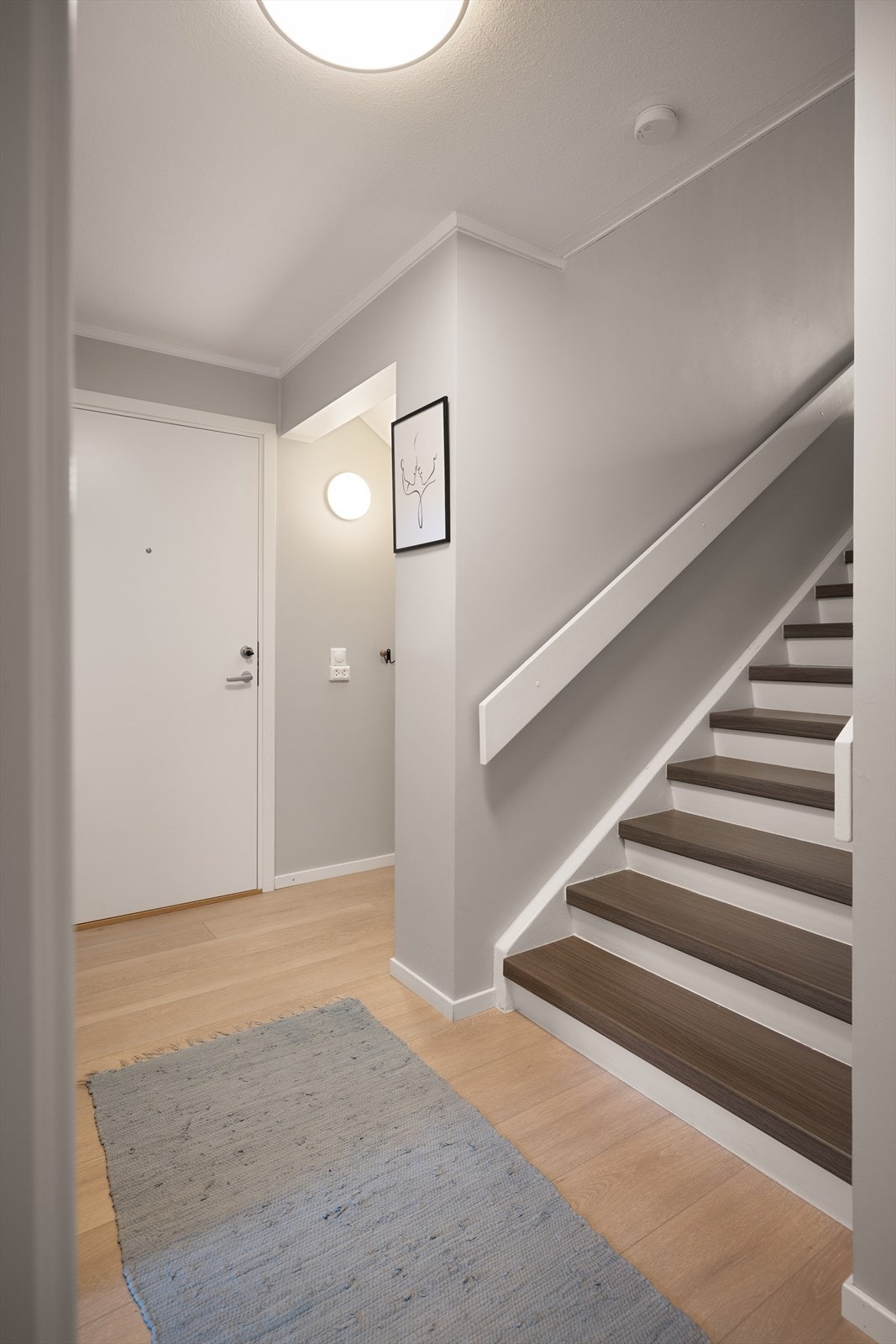 2. etasje inneholder to soverom, gang, bad og bod. Galleribilde