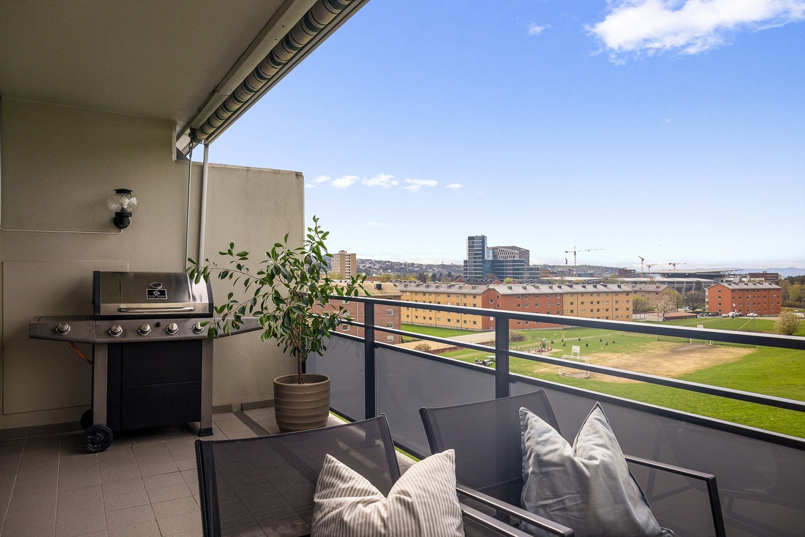 En lys og innbydende toppleilighet over to plan med sentral beliggenhet på Ulven. Galleribilde