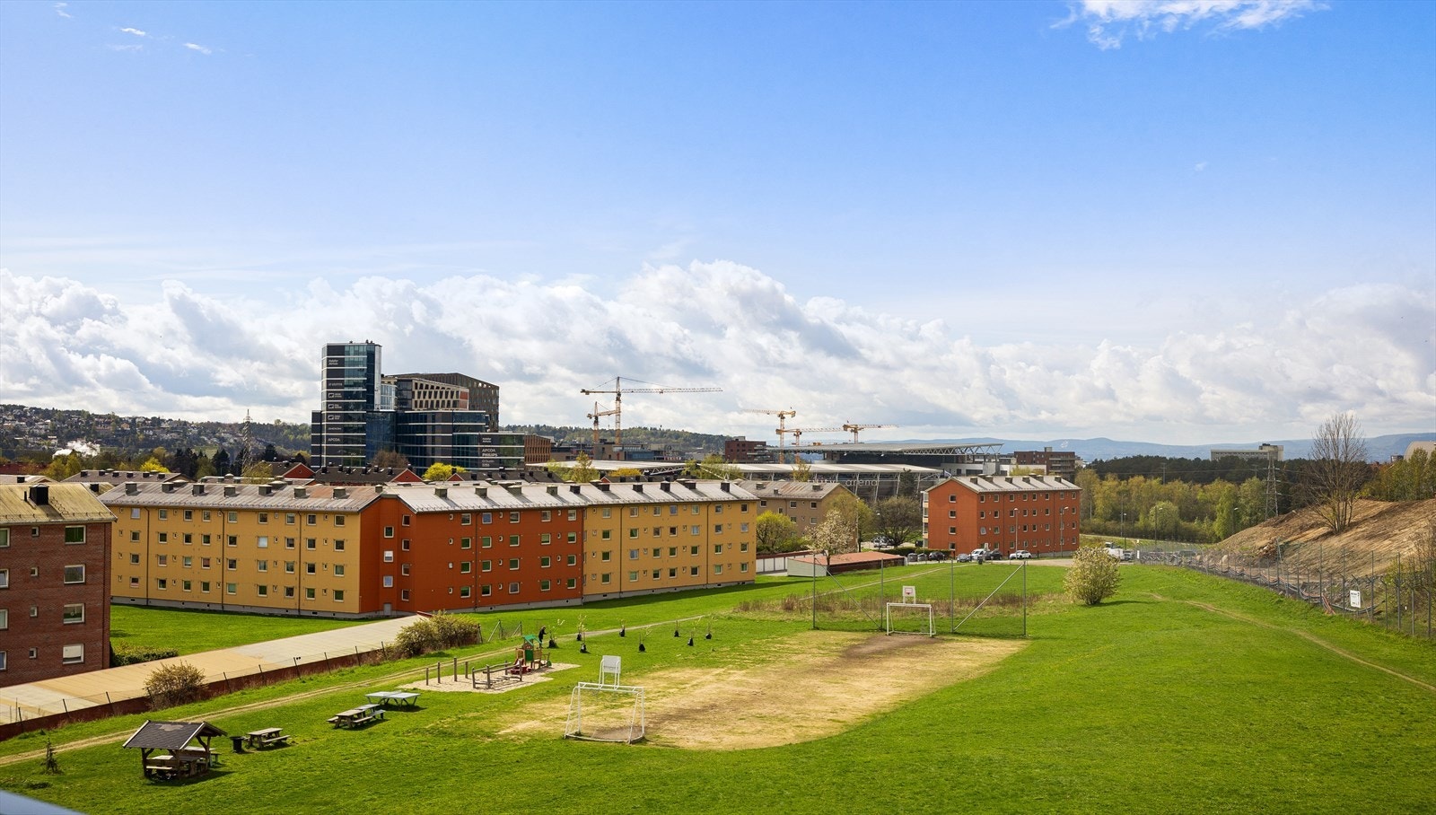 Leiligheten ligger i en grønn lunge på Ulven med store friarealer og i et rolig og barnevennlig område. Galleribilde