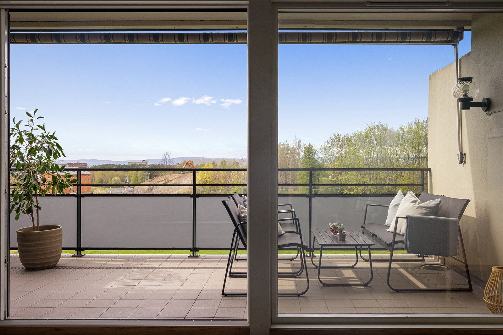 Det er stikkontakt, markise og belysning på terrassen. Galleribilde