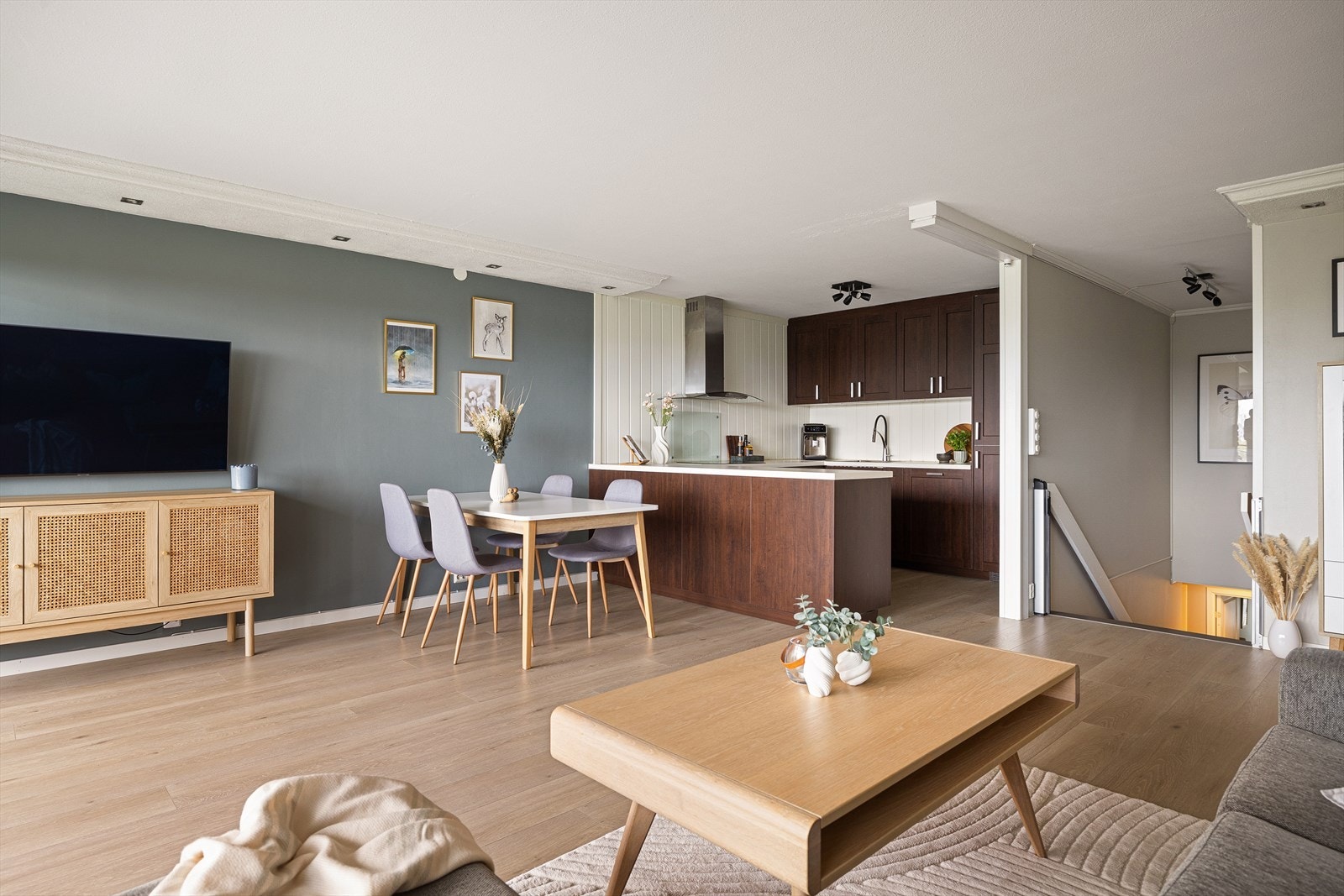 Overflatene er stilrene og gjennomførte med en-stavs laminat og lune fargevalg. Overflatene ble pusset opp i 2021. Galleribilde