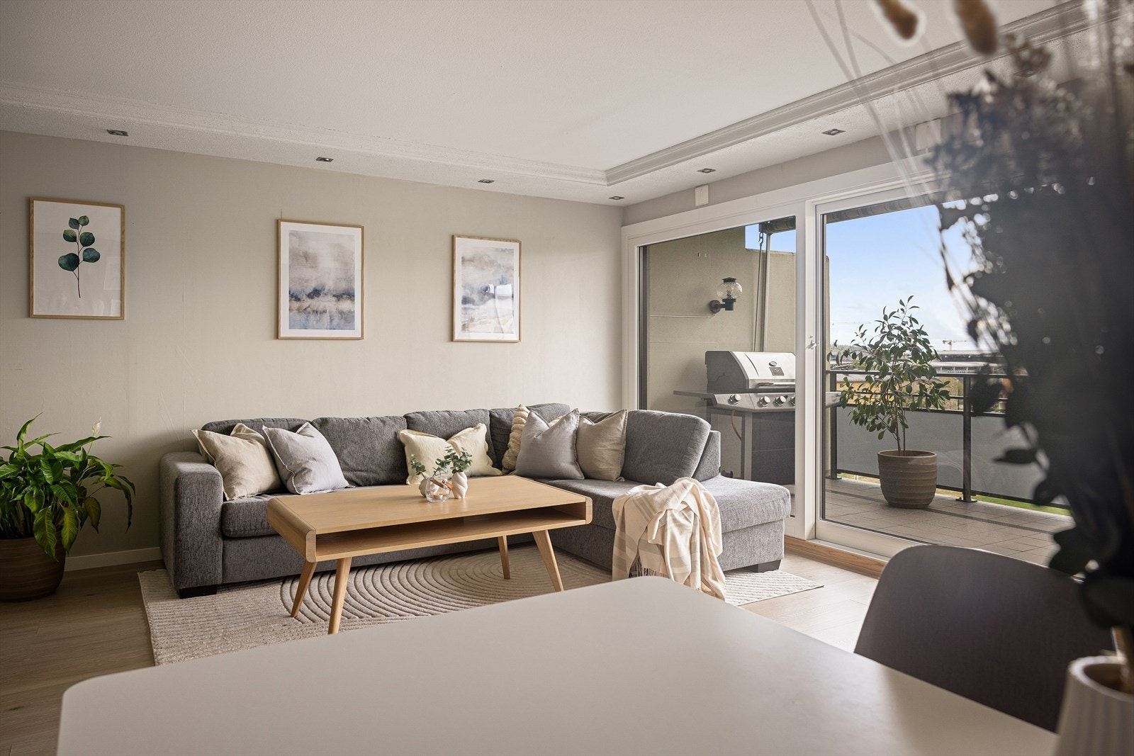 I stuen er det god plass til stor sofagruppe med tilhørende sofabord og tv-møblement. Galleribilde