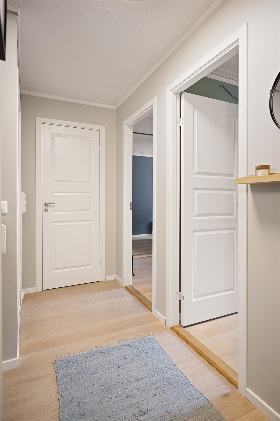 Det er god tilknytning mellom alle rommene via gangen. Galleribilde