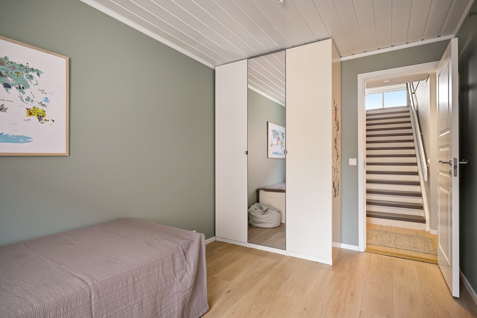 Her er det plass til seng, skrivepult og skap. Galleribilde