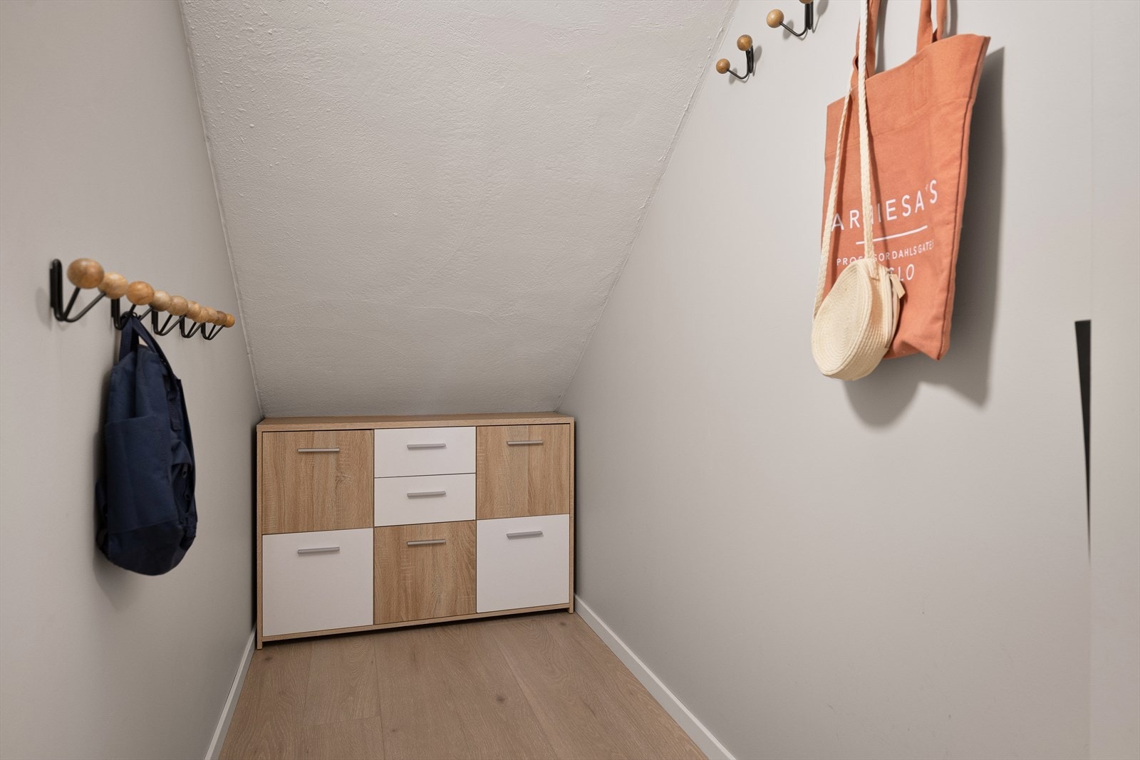I gangen er det plass til knagger og skohylle for oppbevaring av yttertøy. Galleribilde