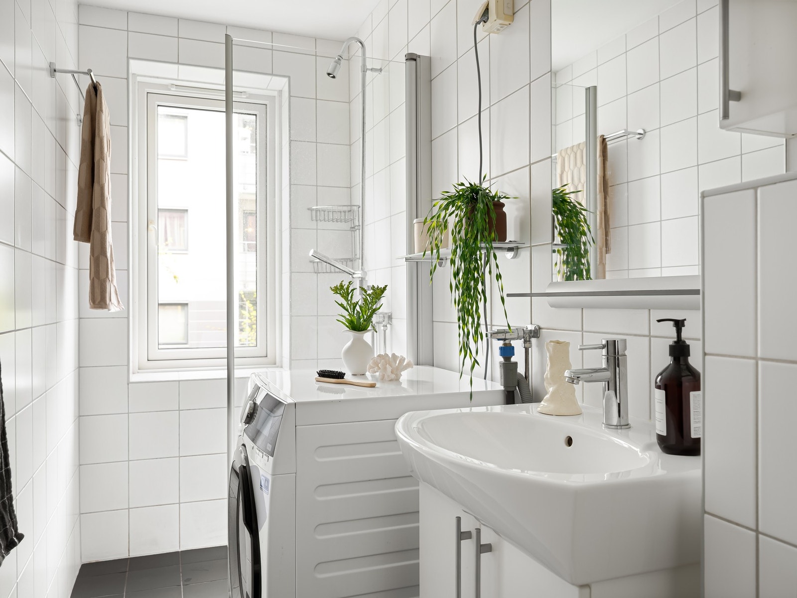 Vinduet gir fint dagslys inn i rommet og gode luftemuligheter. Det er plass og opplegg til vaskemaskin. Galleribilde