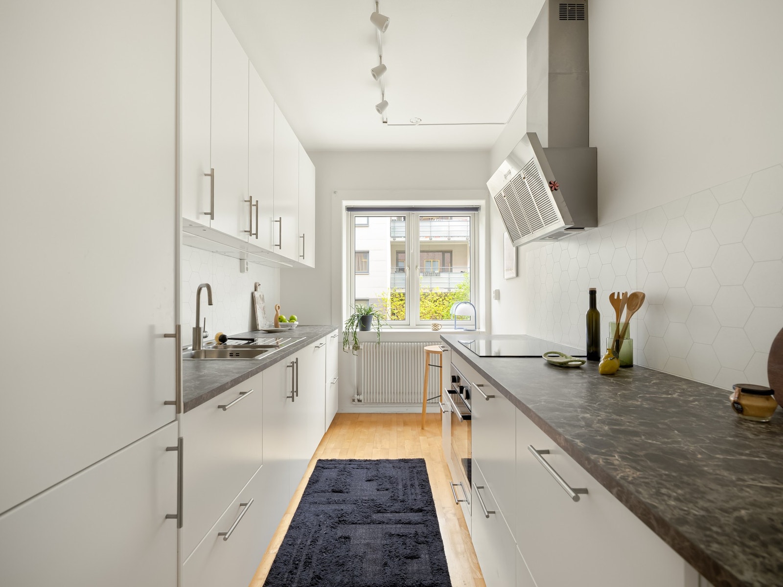 Det hyggelige kjøkkenet er innholdsrikt og har rikelig med skapplass og romslige skuffer. Galleribilde