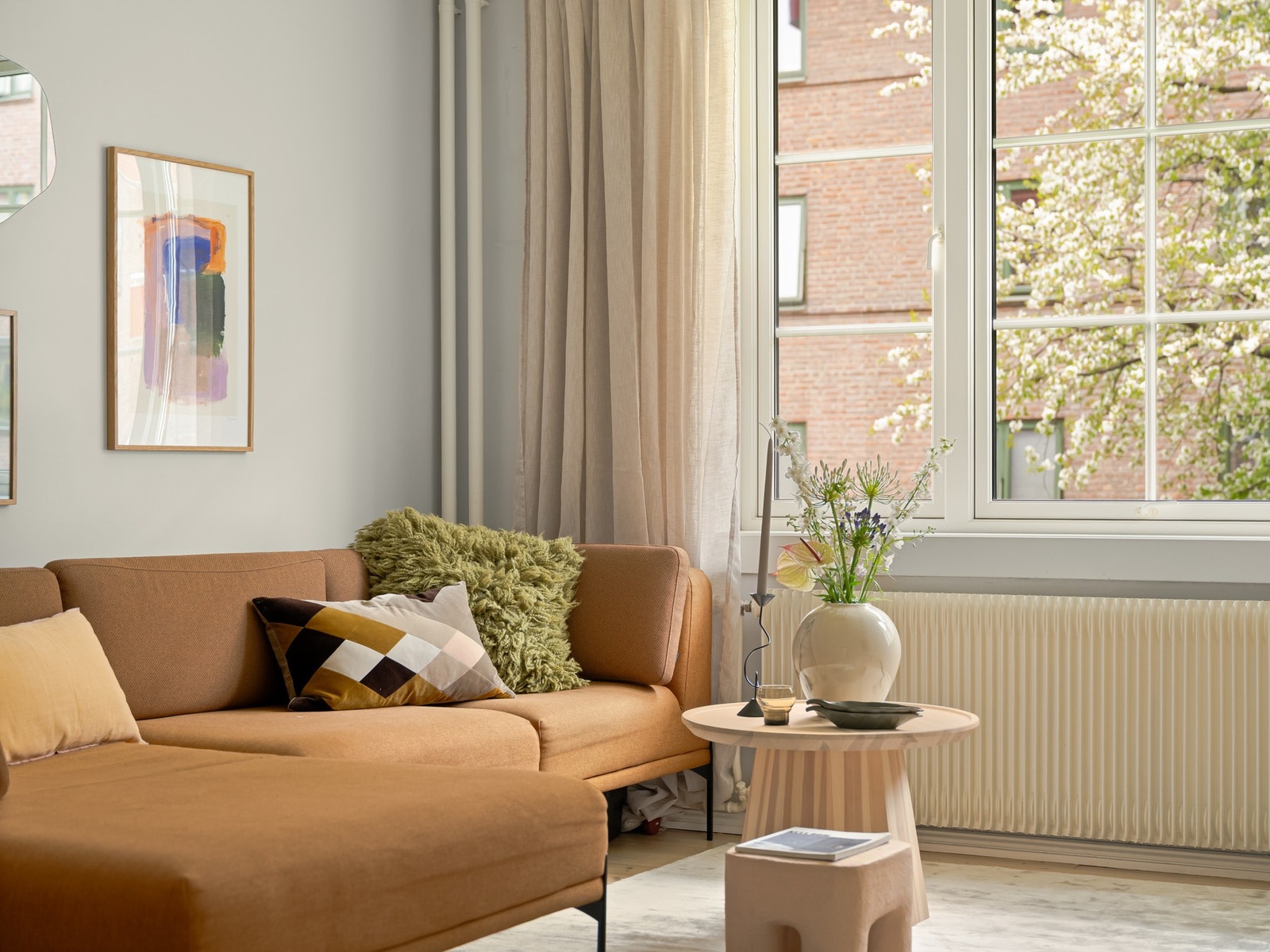 Her vil du bo i en høy 1. etasje med svært hyggelig utsyn mot grønne trær på begge sider. Stuen vender mot en rolig og trafikkstille gate. Galleribilde