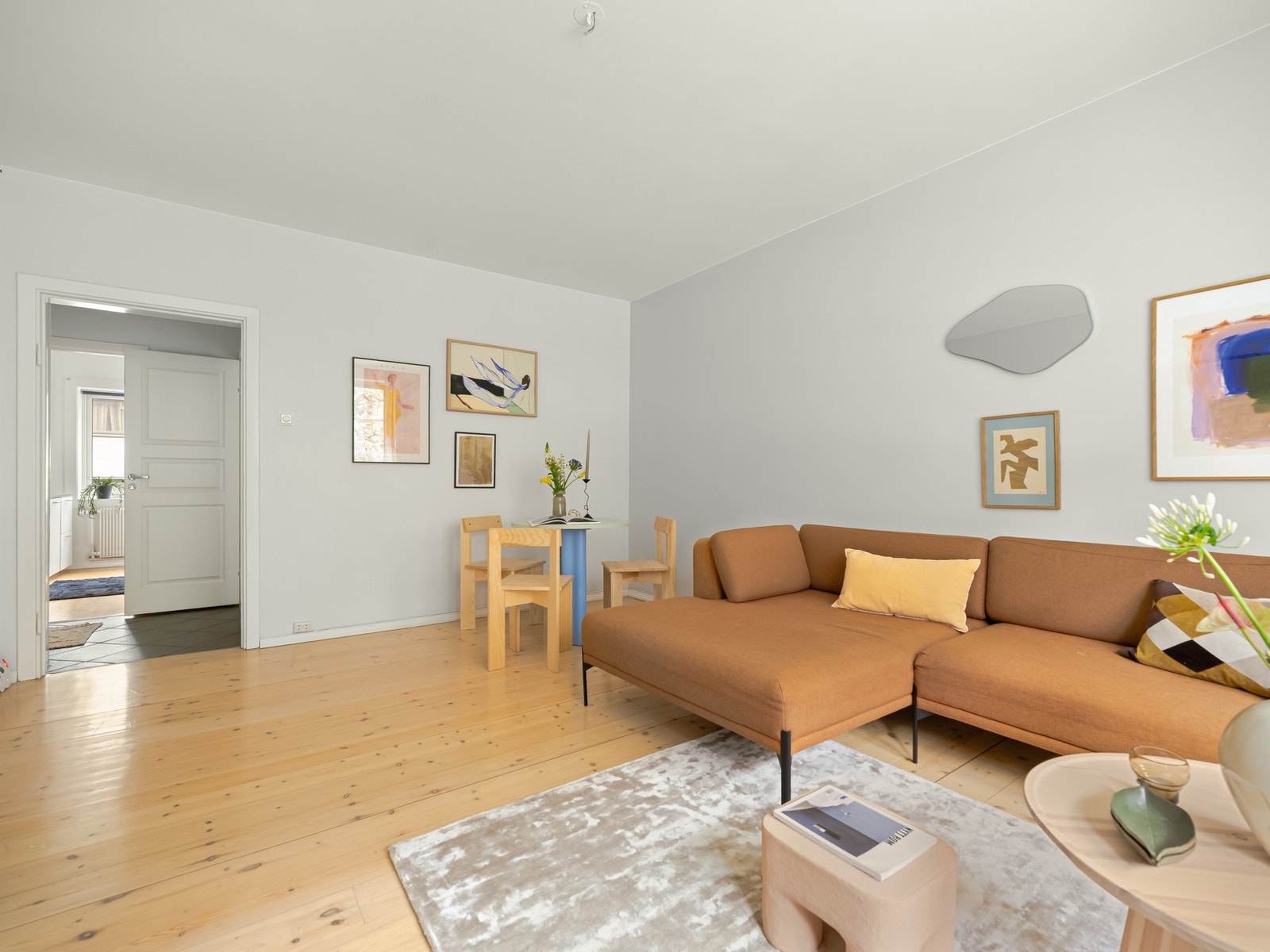 Fra stuen går vi videre gjennom gangen og inn på kjøkkenet. Galleribilde