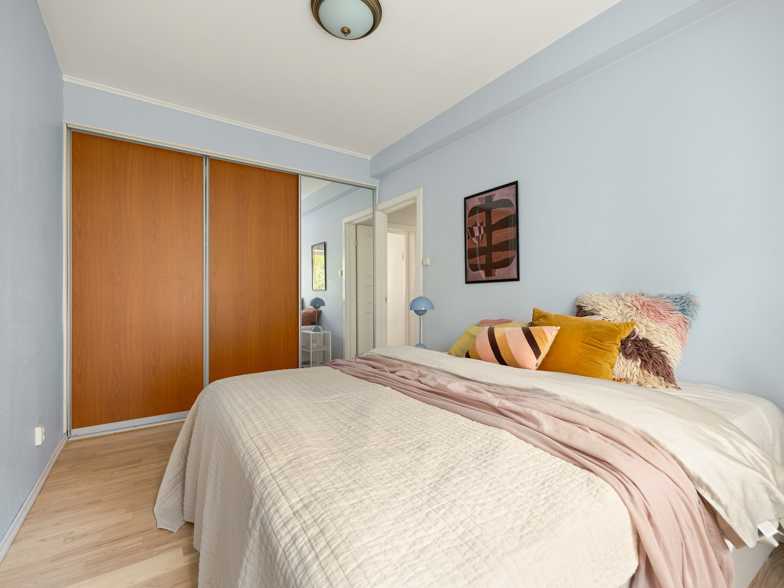 Den romslige skyvedørsgarderoben med innredning medfølger leiligheten. Her er du sikret god oppbevaringsplass til det du måtte trenge. Galleribilde